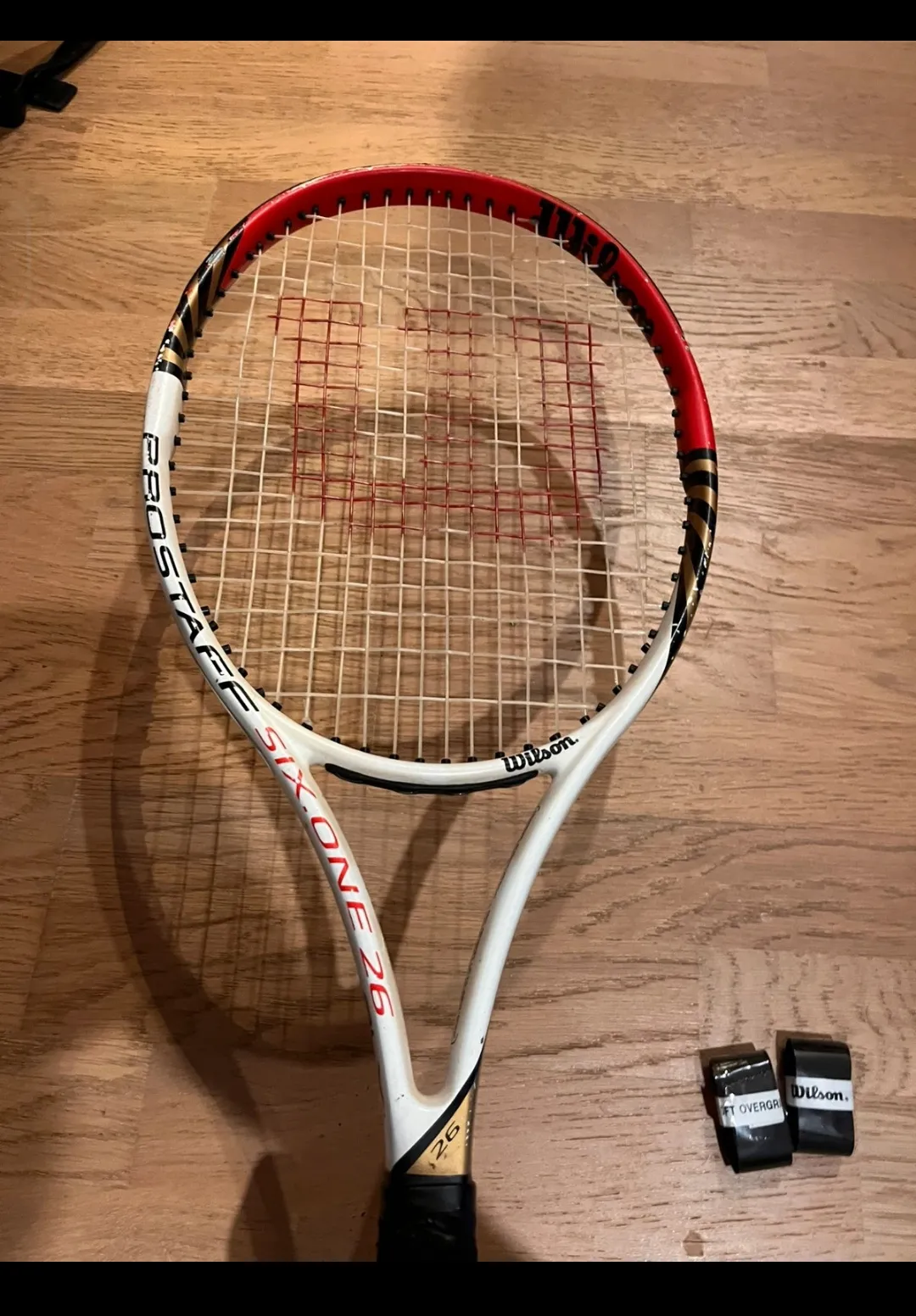 Raquette de tennis Wilson rouge et blanc 2