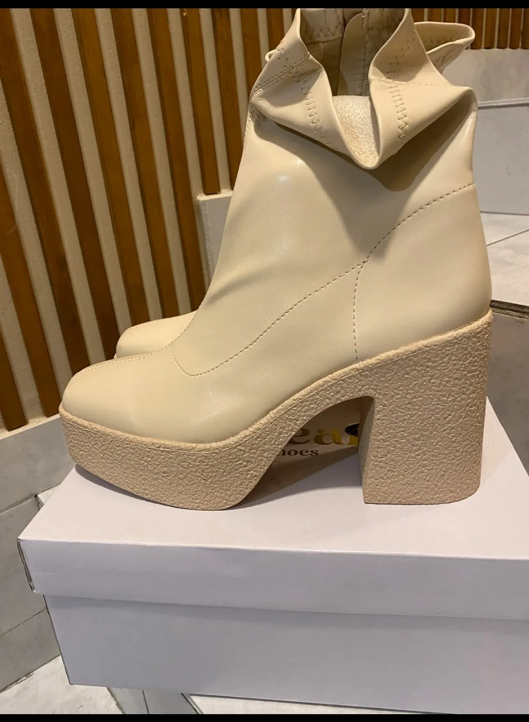 Bottines a plateforme Ideal Shoes beiges 2