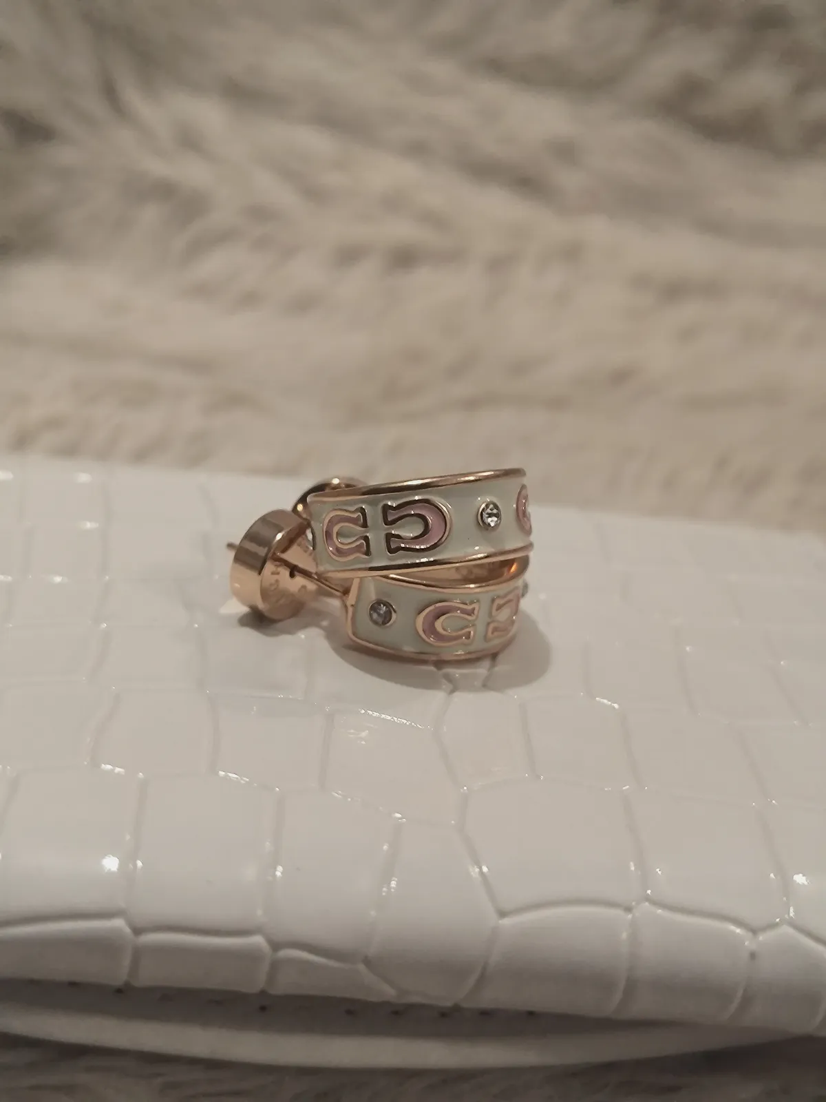 Boucles d'oreilles créoles Coach émail blanc et rosé – Coach – taille Taille unique 4