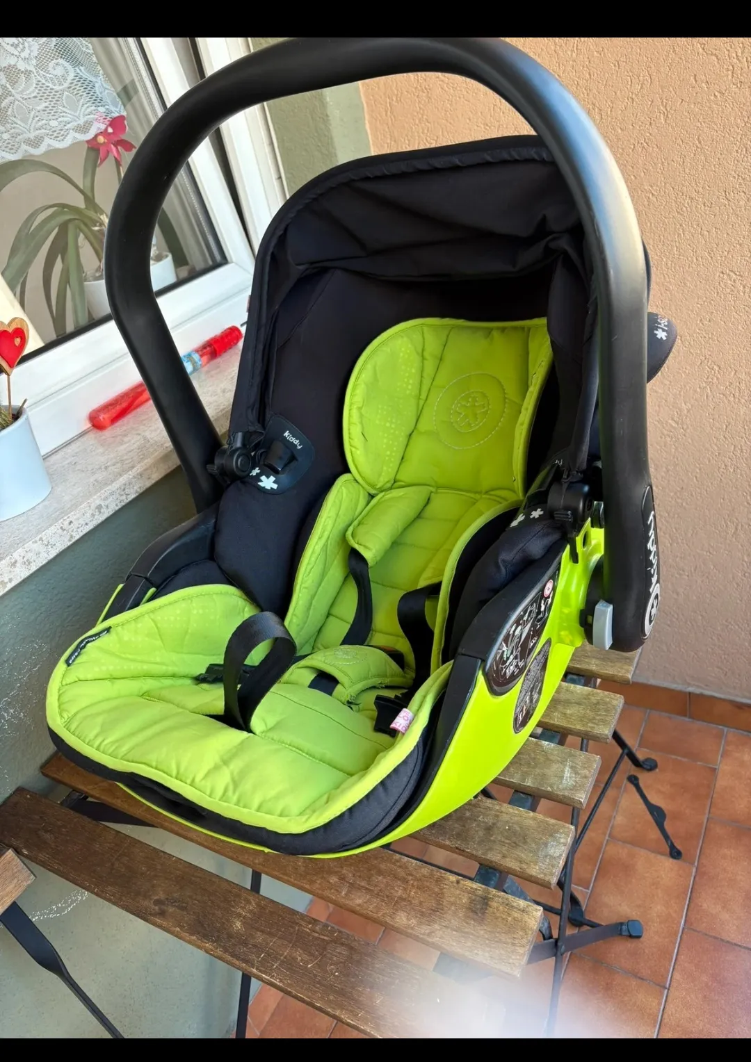 Siège auto bébé noir et vert anis