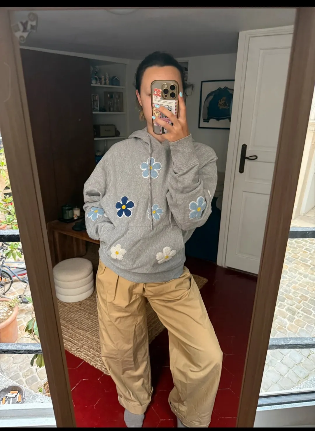 Sweatshirt gris fleurs patchées