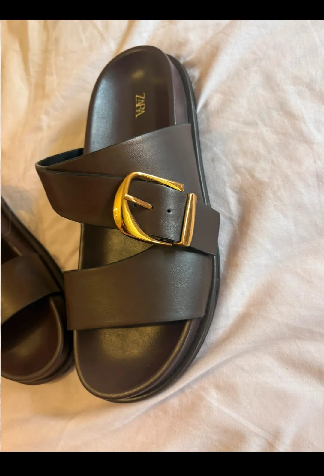 Sandales noires Zara avec boucles dorées 2