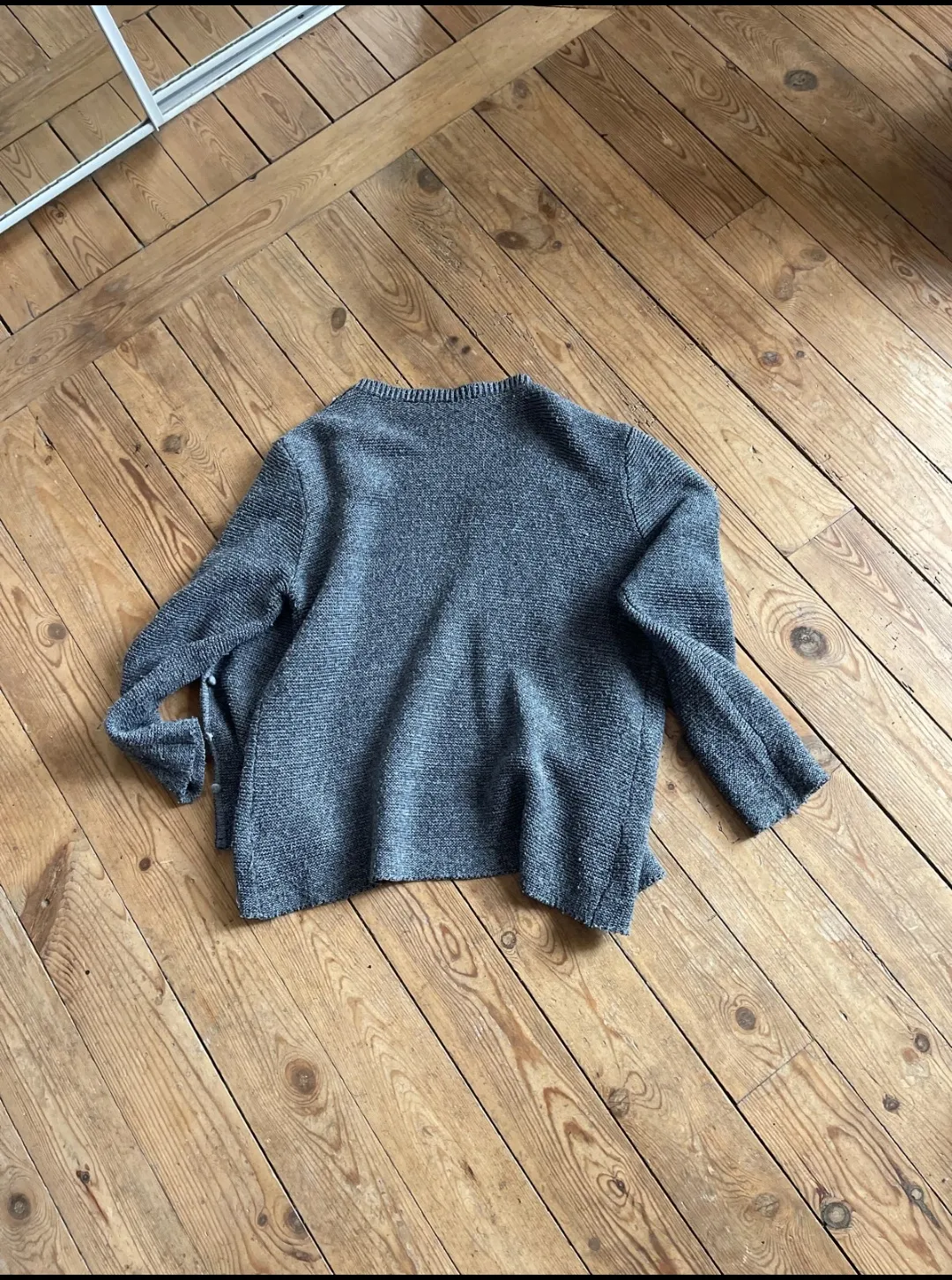 Gilet gris orné de perles 2