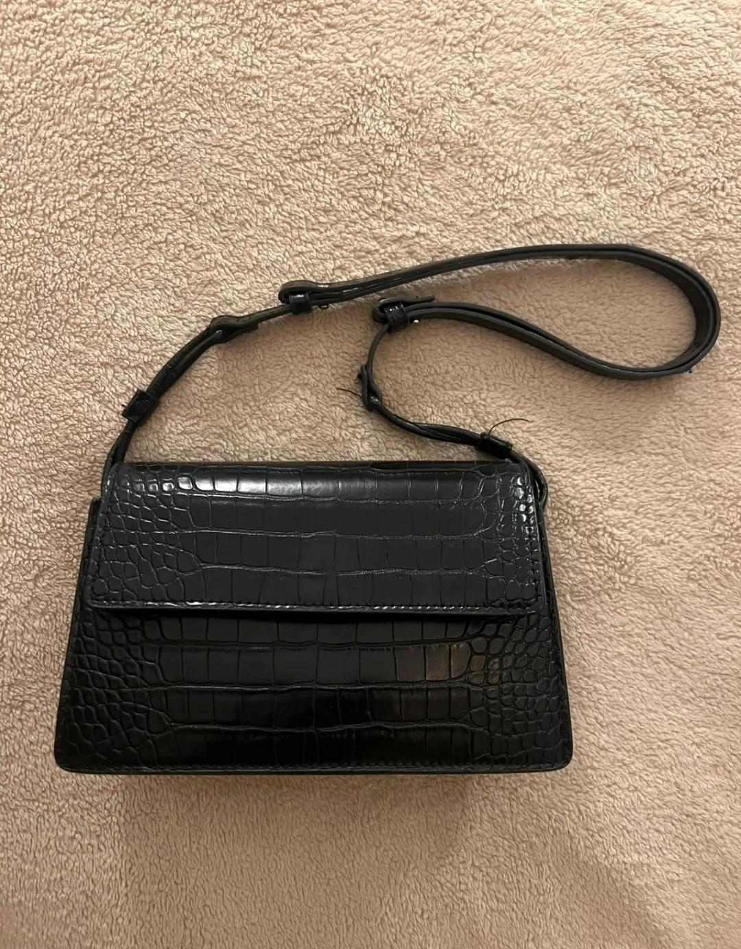 Sac à main noir effet crocodile Mango
