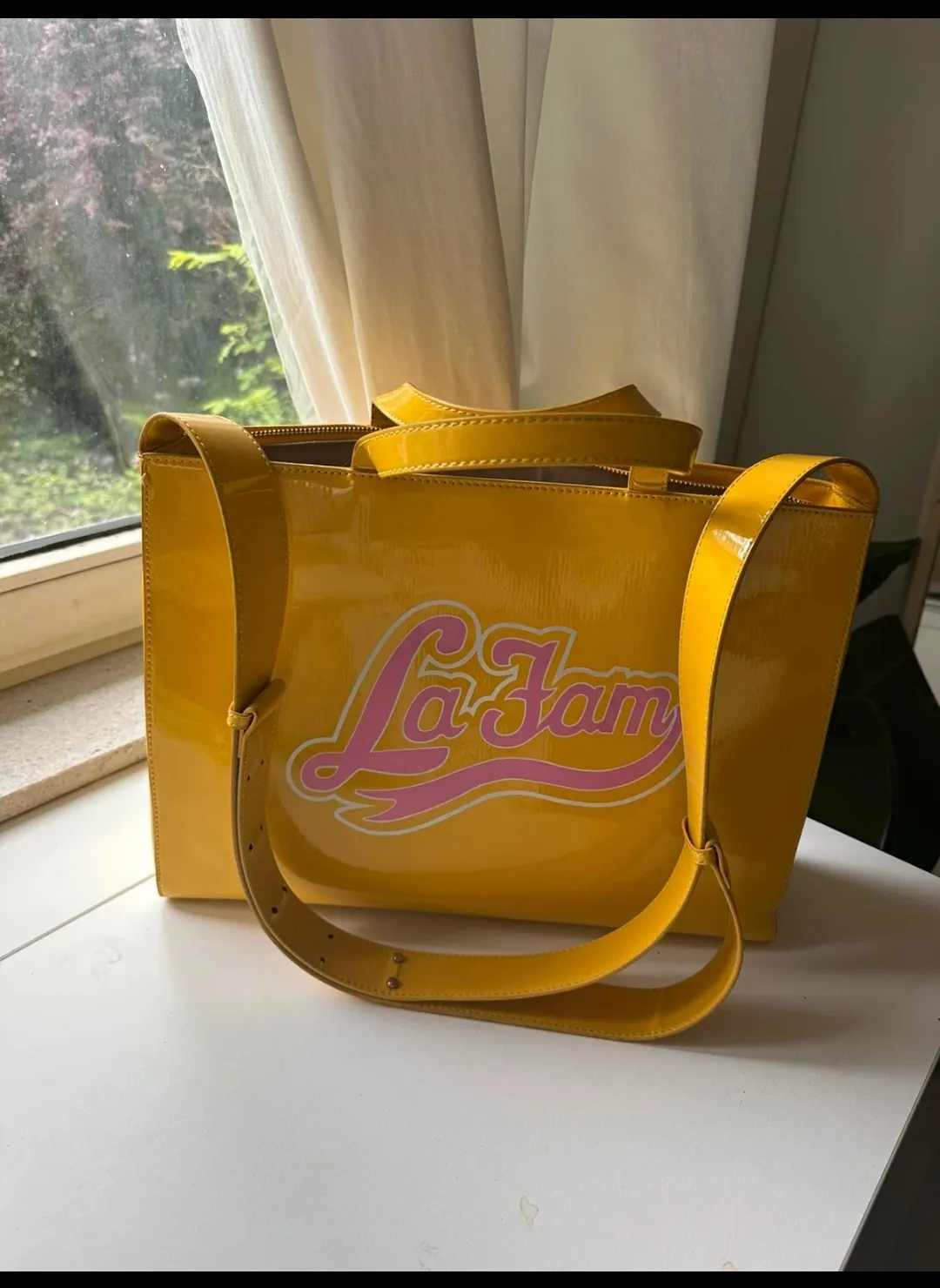 Sac à main jaune vernis motif rose 2