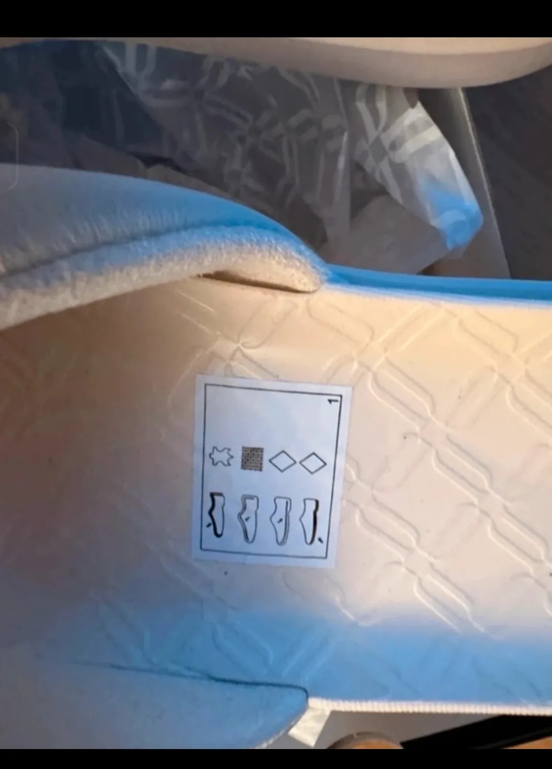 Claquettes Air Jordan blanches et bleues 4