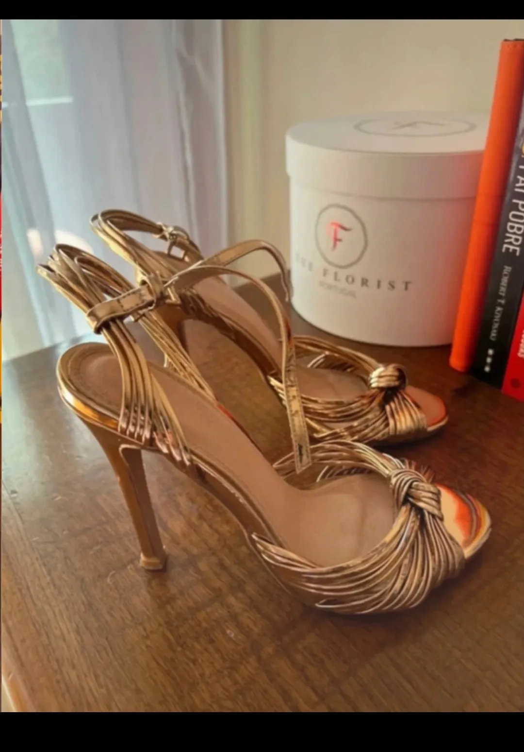 Sandales dorées à talons avec nœud 2