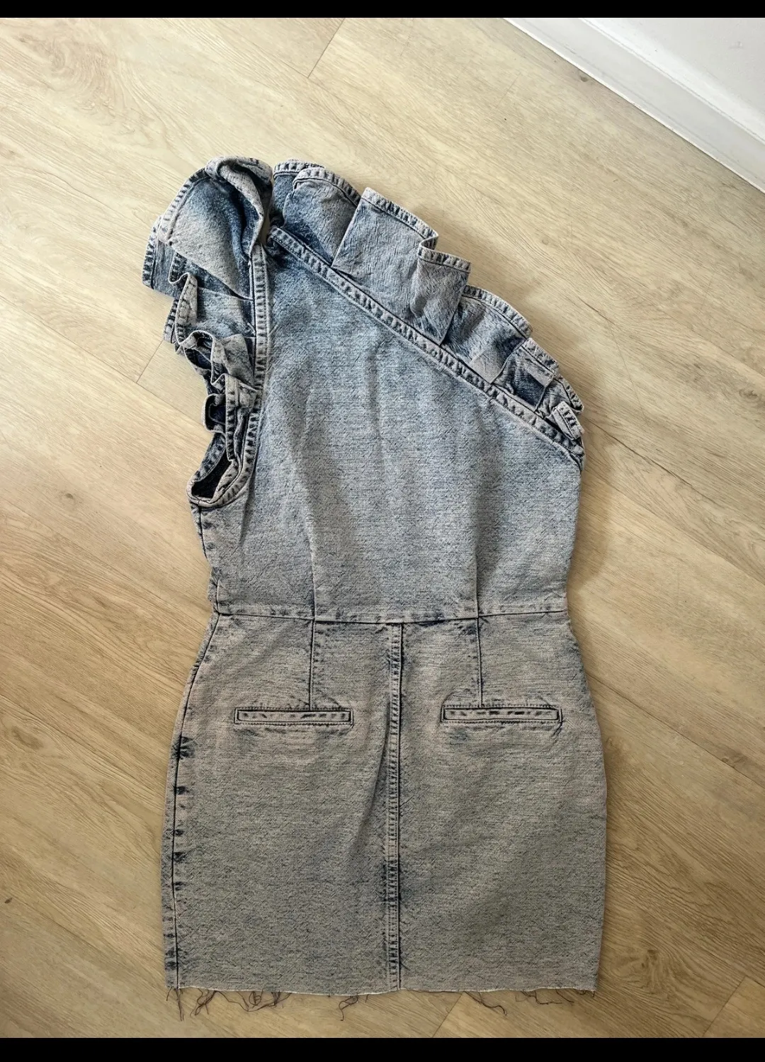 Robe courte en jean délavé avec volants 3