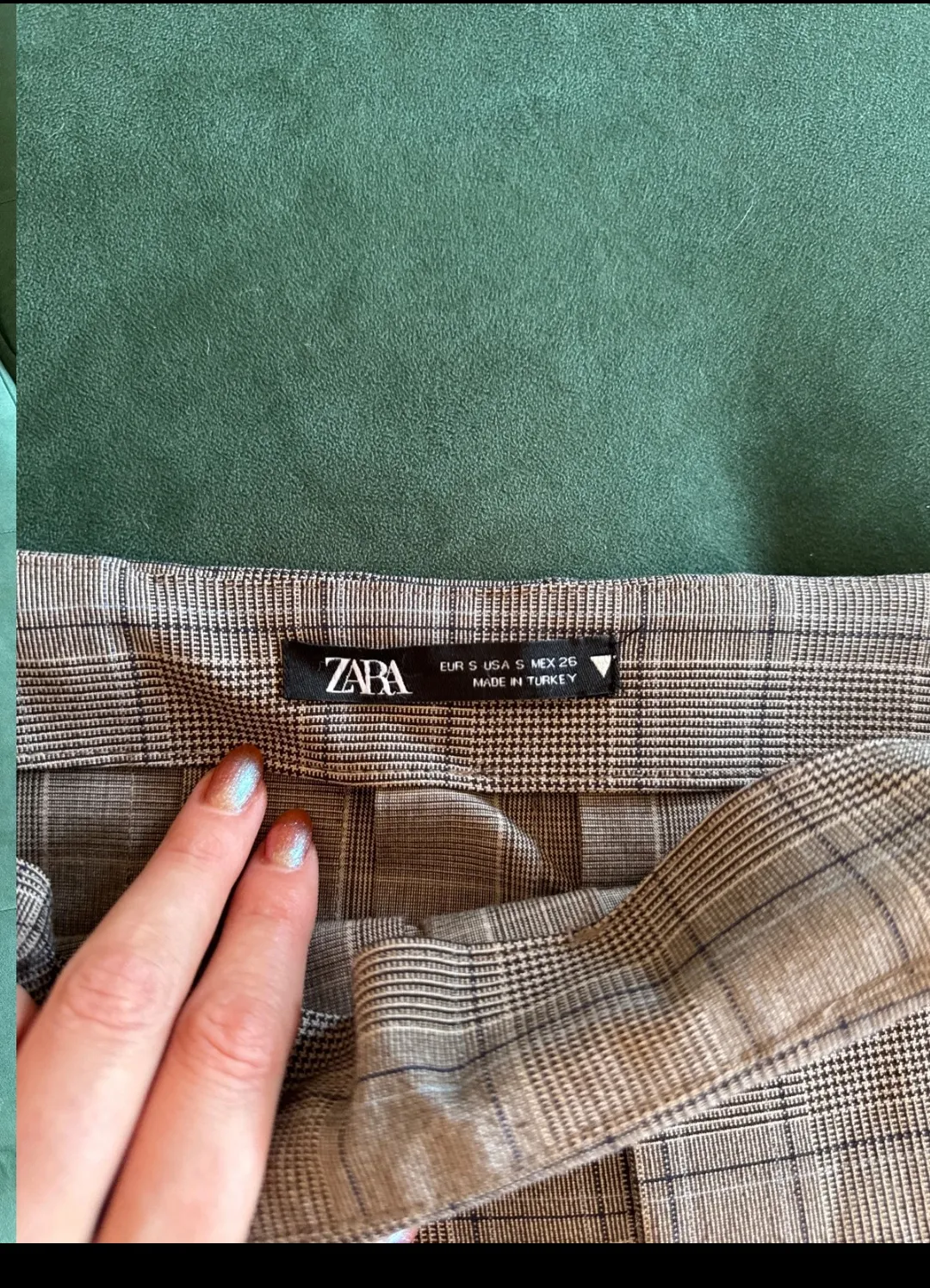 Jupe à carreaux beige avec ceinture dorée 2
