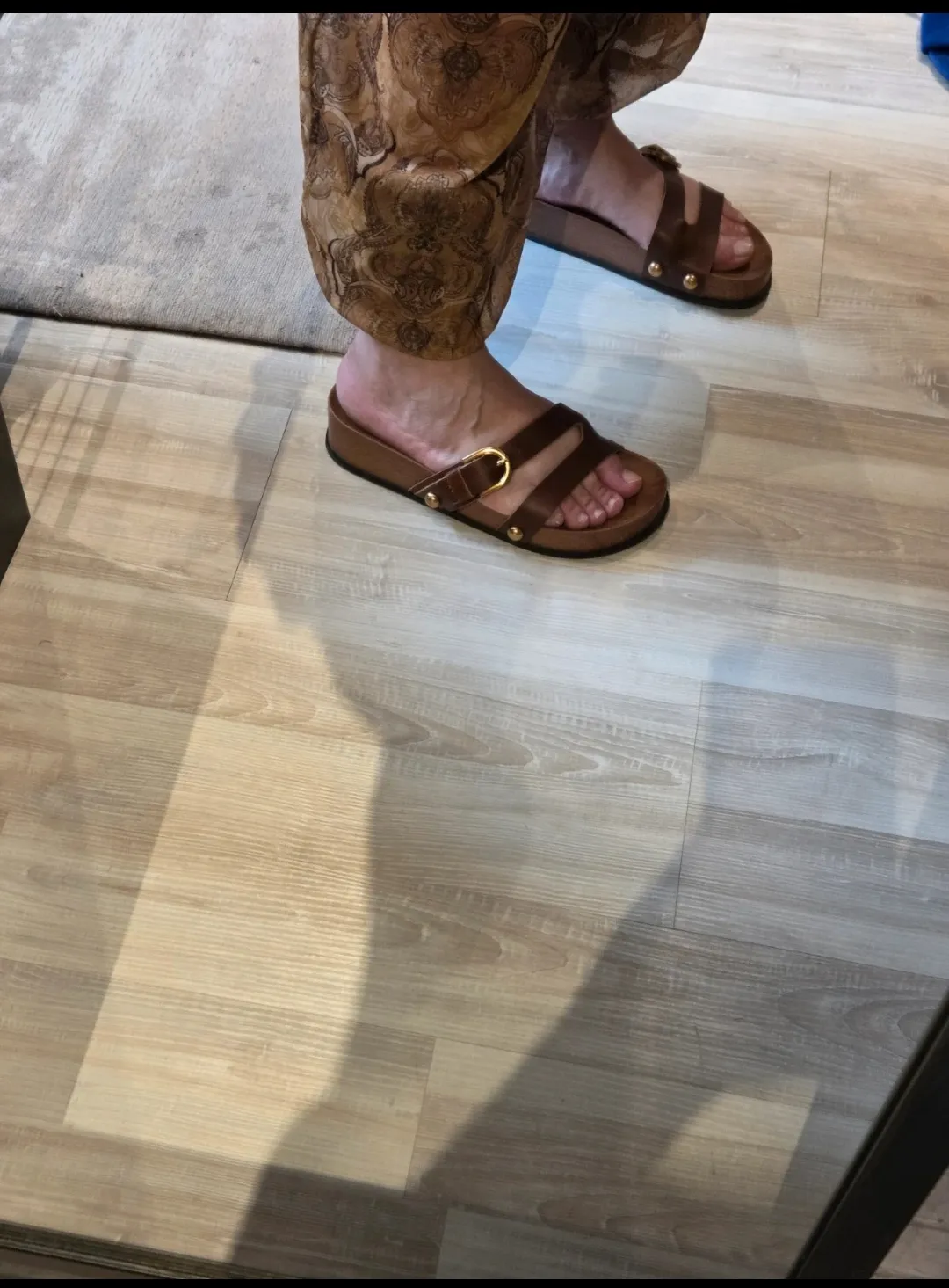 Sandales cuir marron boucle dorée 3