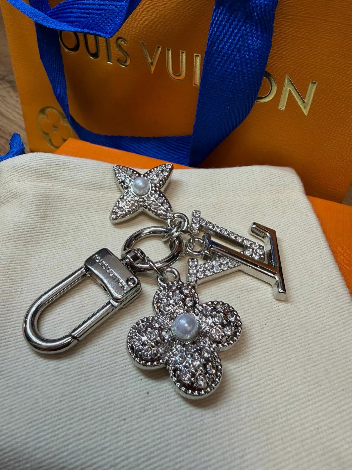 Bijou de sac Louis Vuitton argenté avec strass – Louis Vuitton – taille Taille unique 3