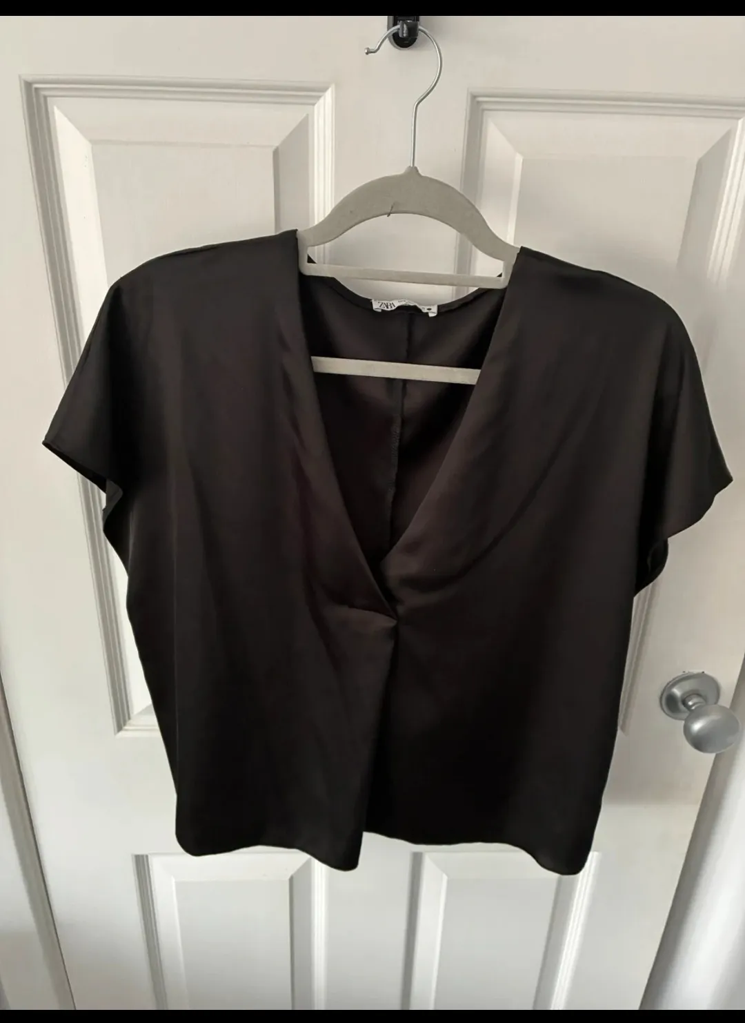 Blouse noire col cache-cœur manches courtes