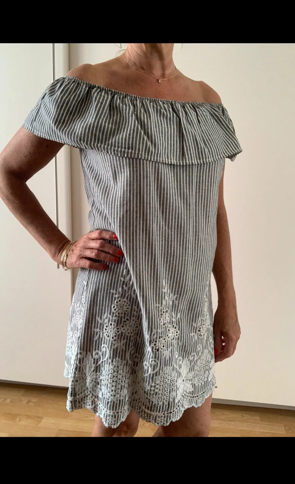 Robe rayée blanc gris dentelle