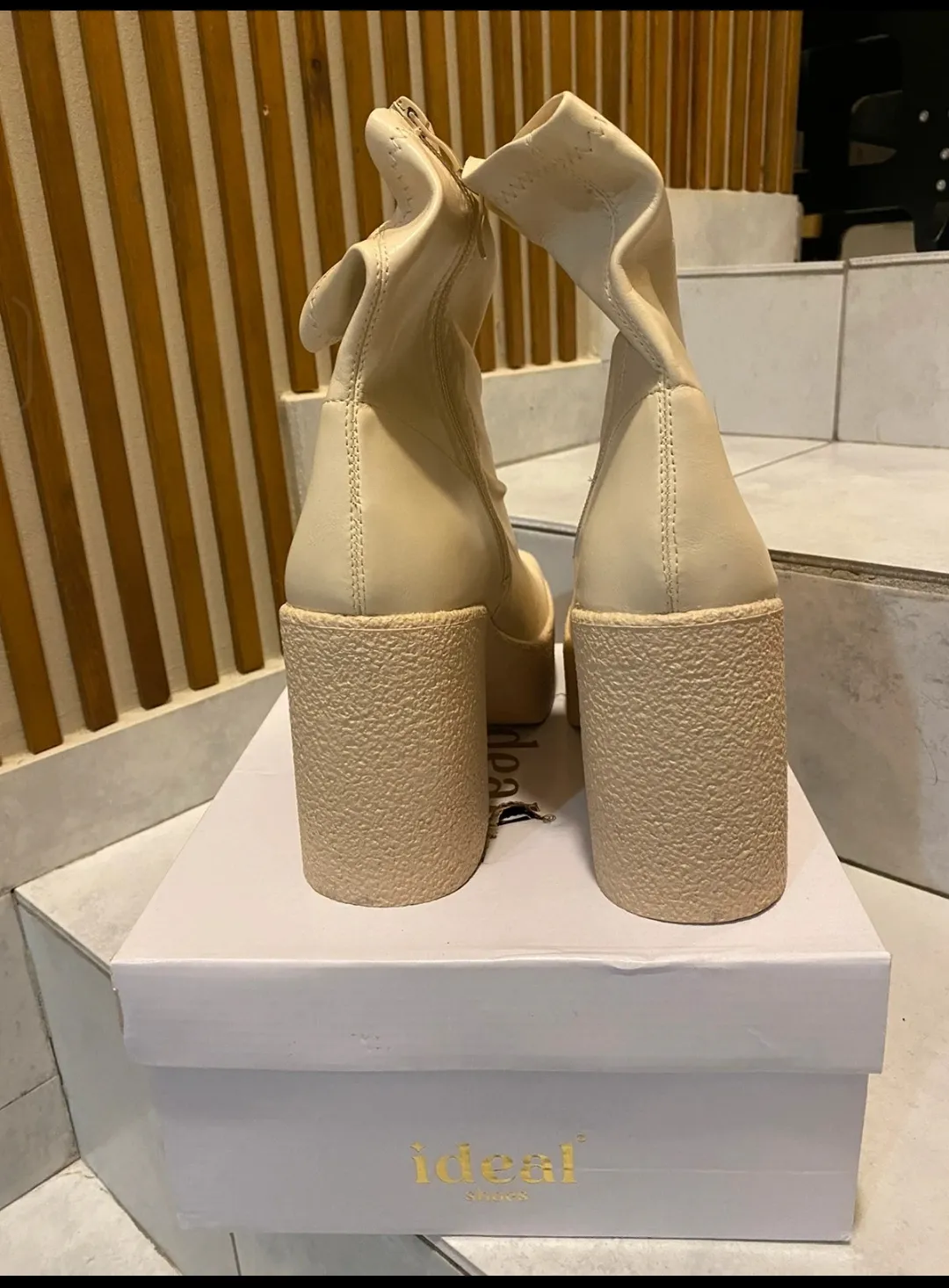 Bottines a plateforme Ideal Shoes beiges