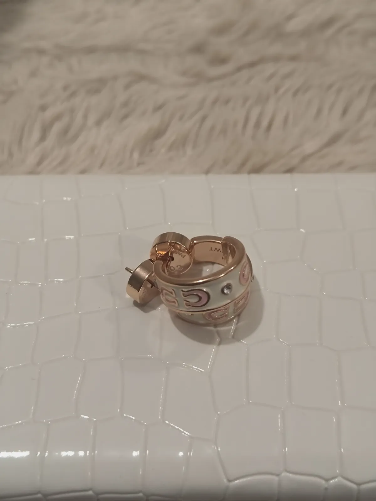 Boucles d'oreilles créoles Coach émail blanc et rosé – Coach – taille Taille unique 7