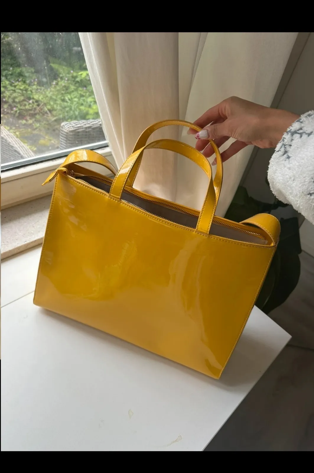 Sac à main jaune vernis avec logo rose 3