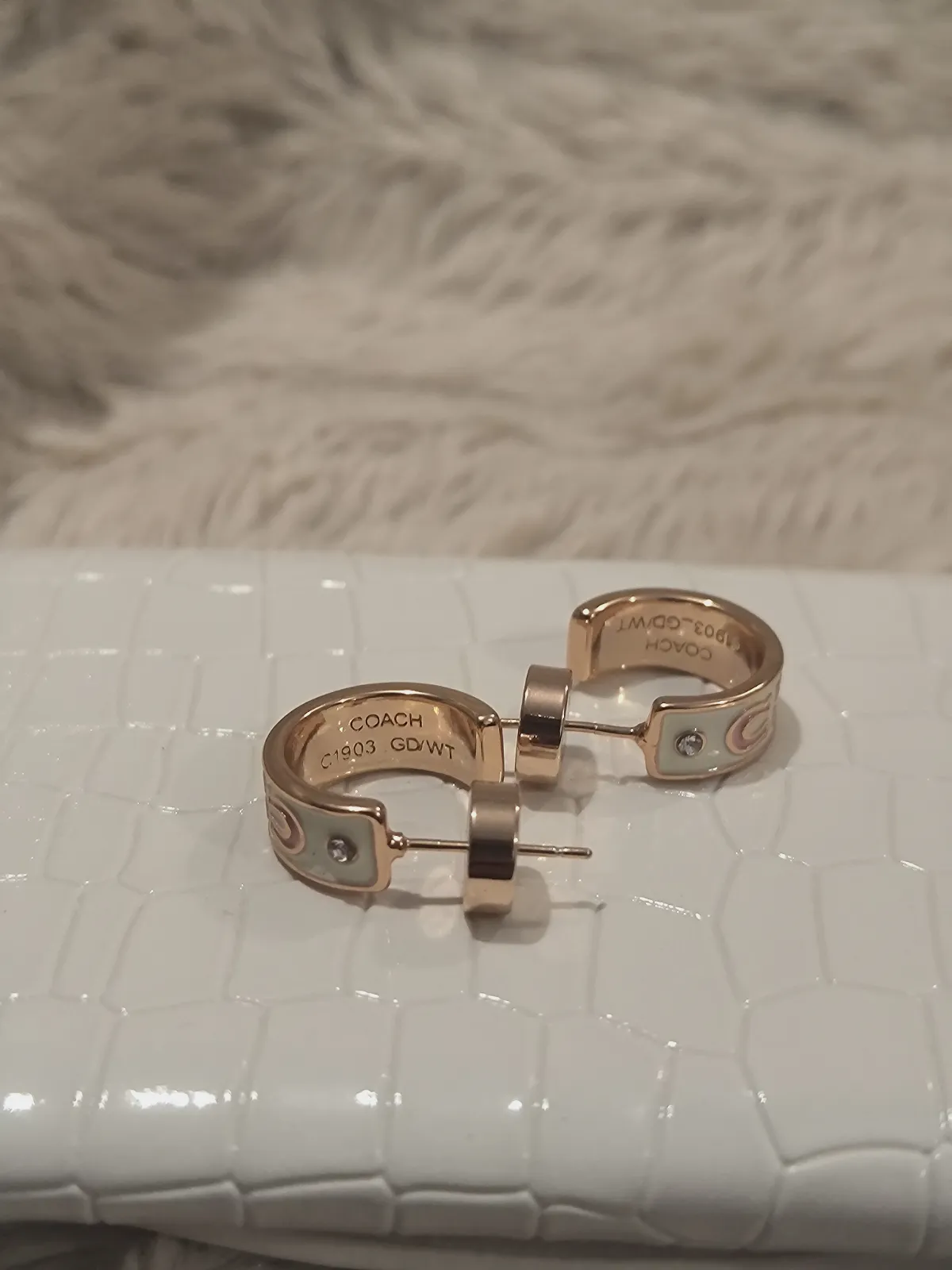 Boucles d'oreilles créoles Coach émail blanc et rosé – Coach – taille Taille unique 2