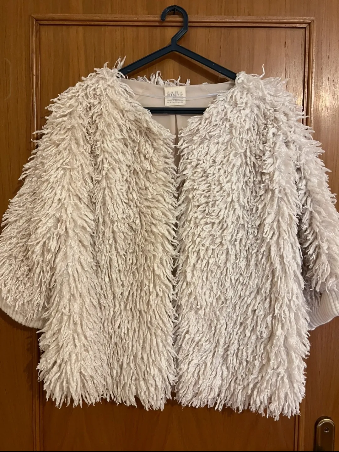 Veste fausse fourrure écrue effet franges zara