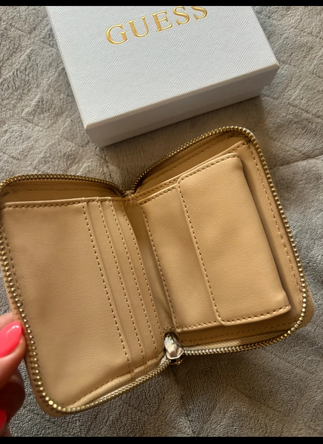 Portefeuille Guess beige motif logo 5