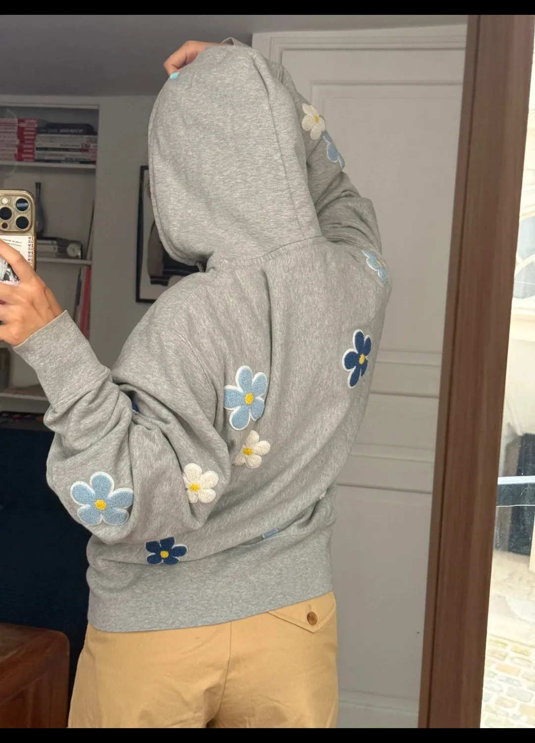 Sweatshirt gris fleurs patchées 3