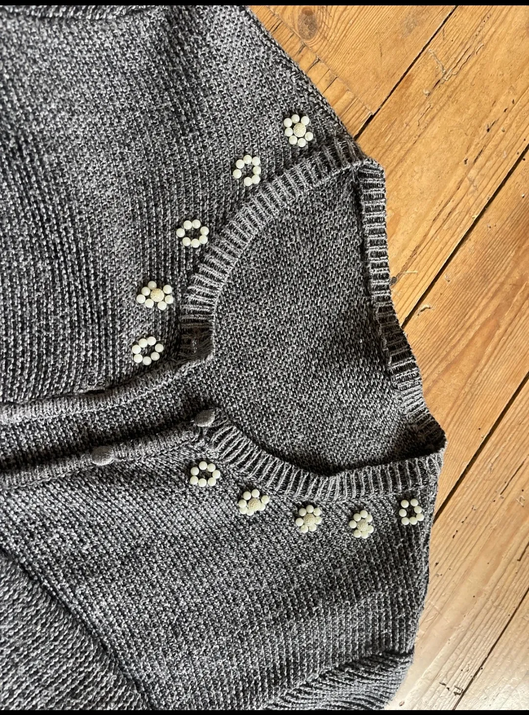 Gilet gris orné de perles 3
