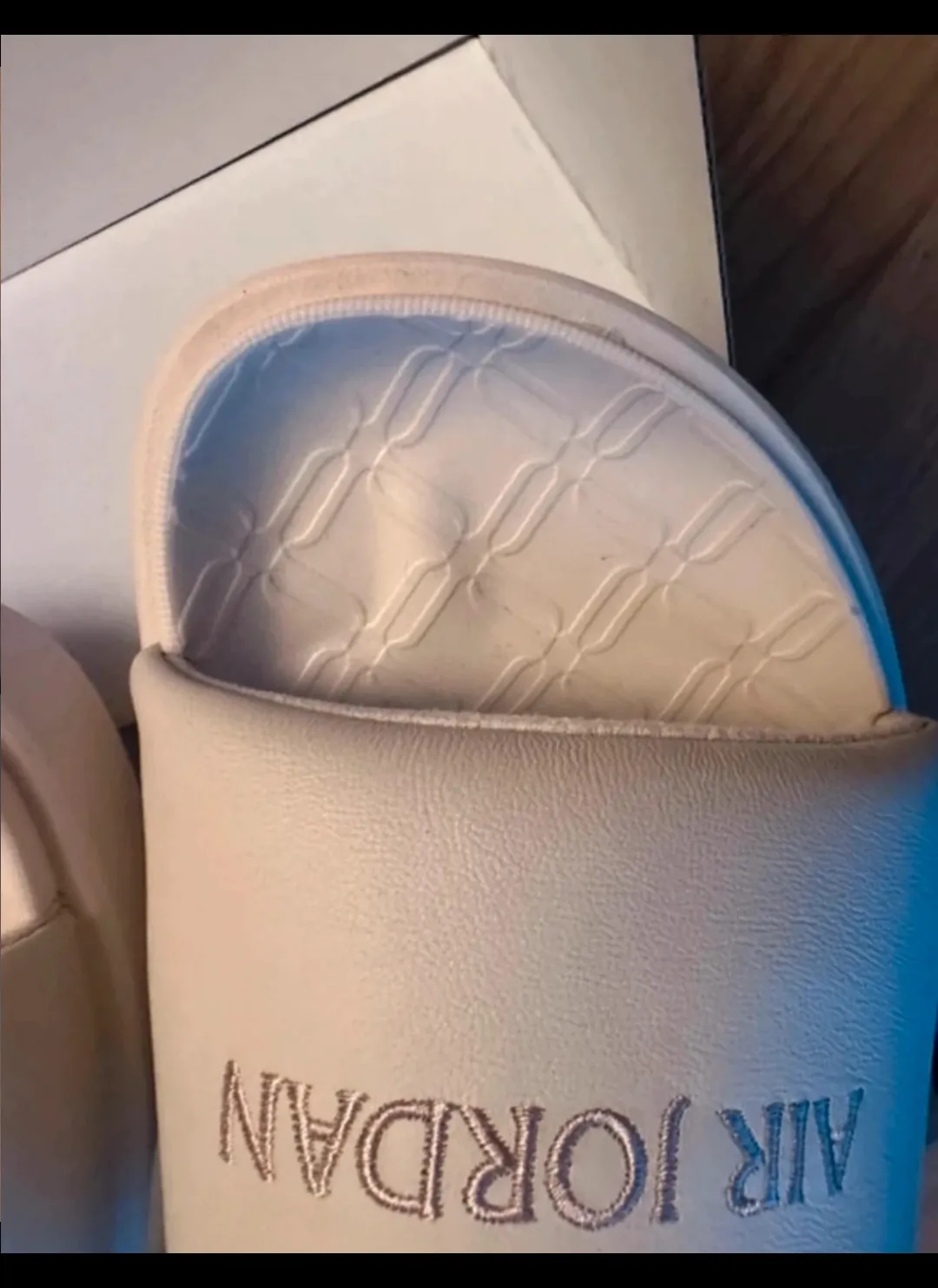 Claquettes Air Jordan blanches et bleues 2