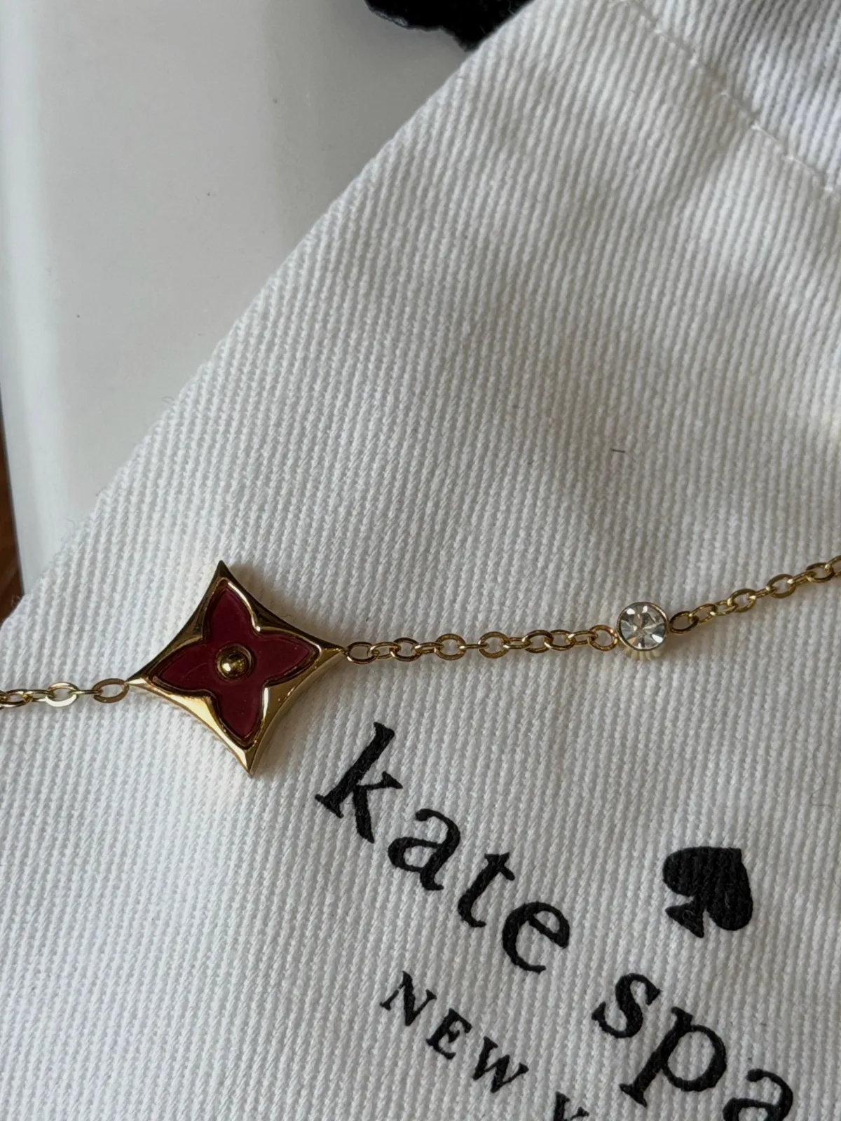 Bracelet Kate Spade doré à motifs trèfles bordeaux – kate spade – taille Taille unique 2