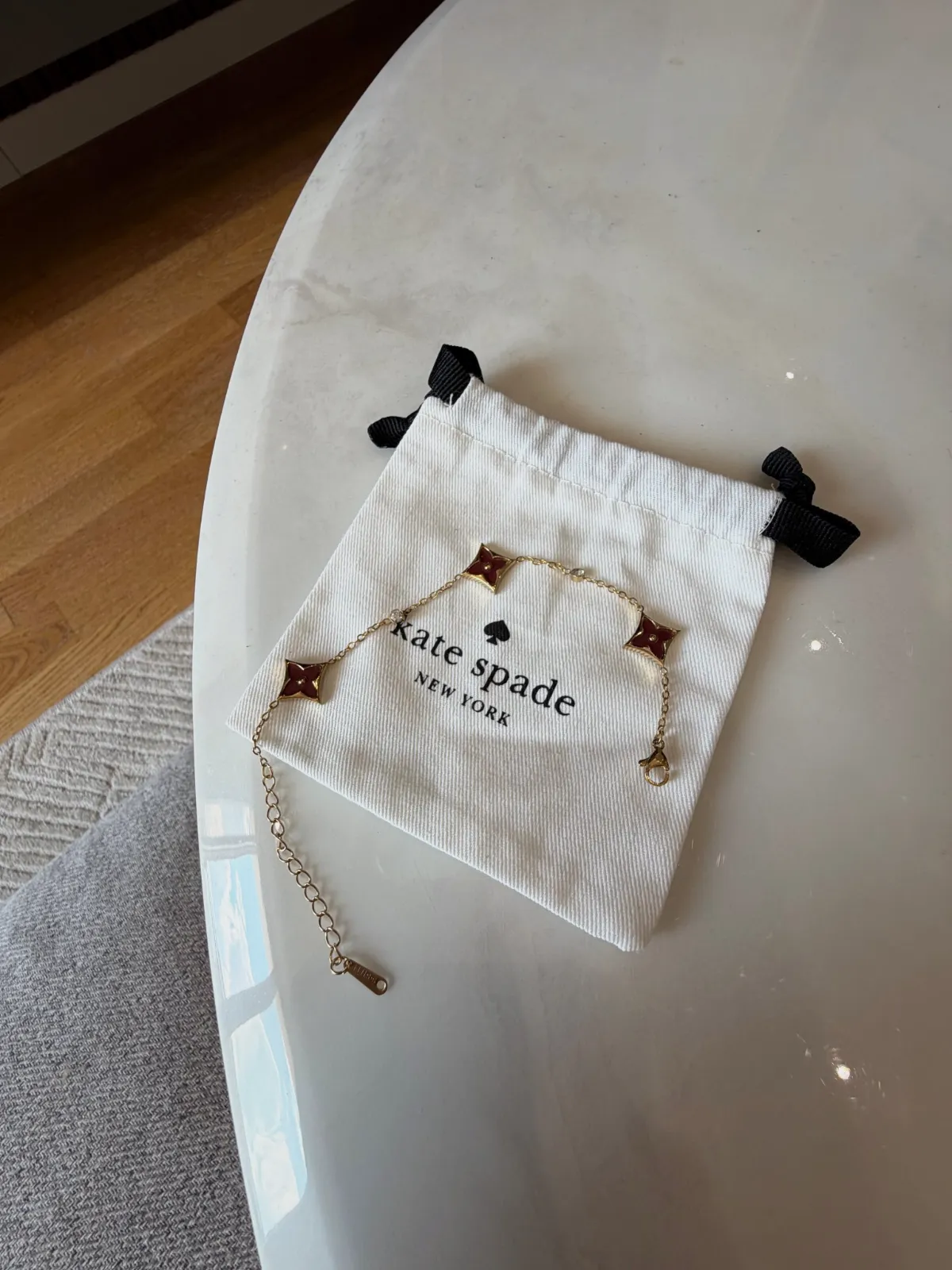 Bracelet Kate Spade doré à motifs trèfles bordeaux – kate spade – taille Taille unique 4
