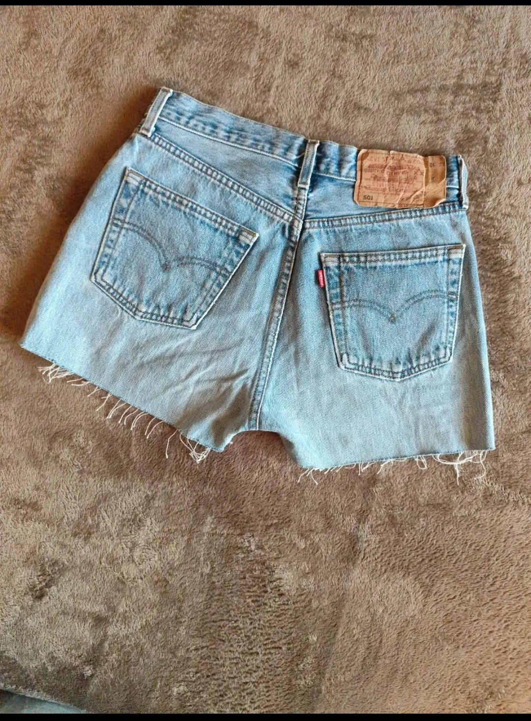 Short en jean bleu délavé bords effilochés 2