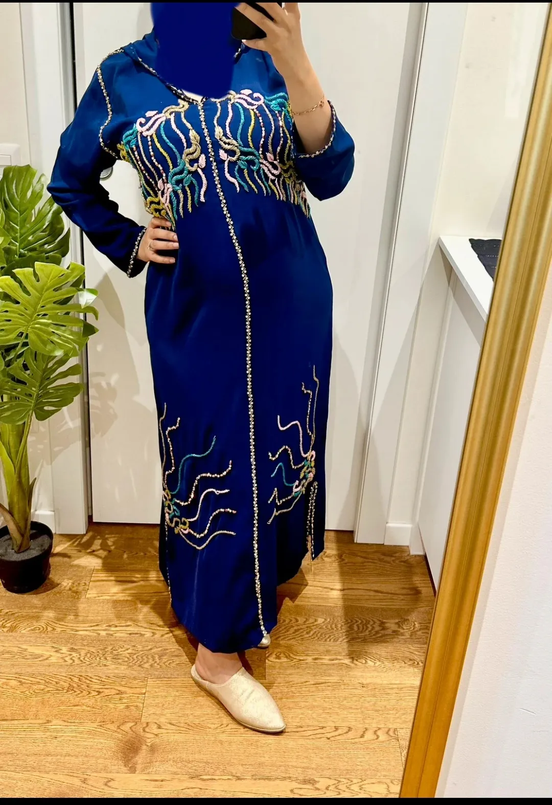 Robe longue bleue brodée dorée