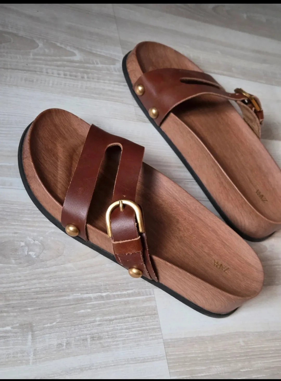 Sandales cuir marron boucle dorée