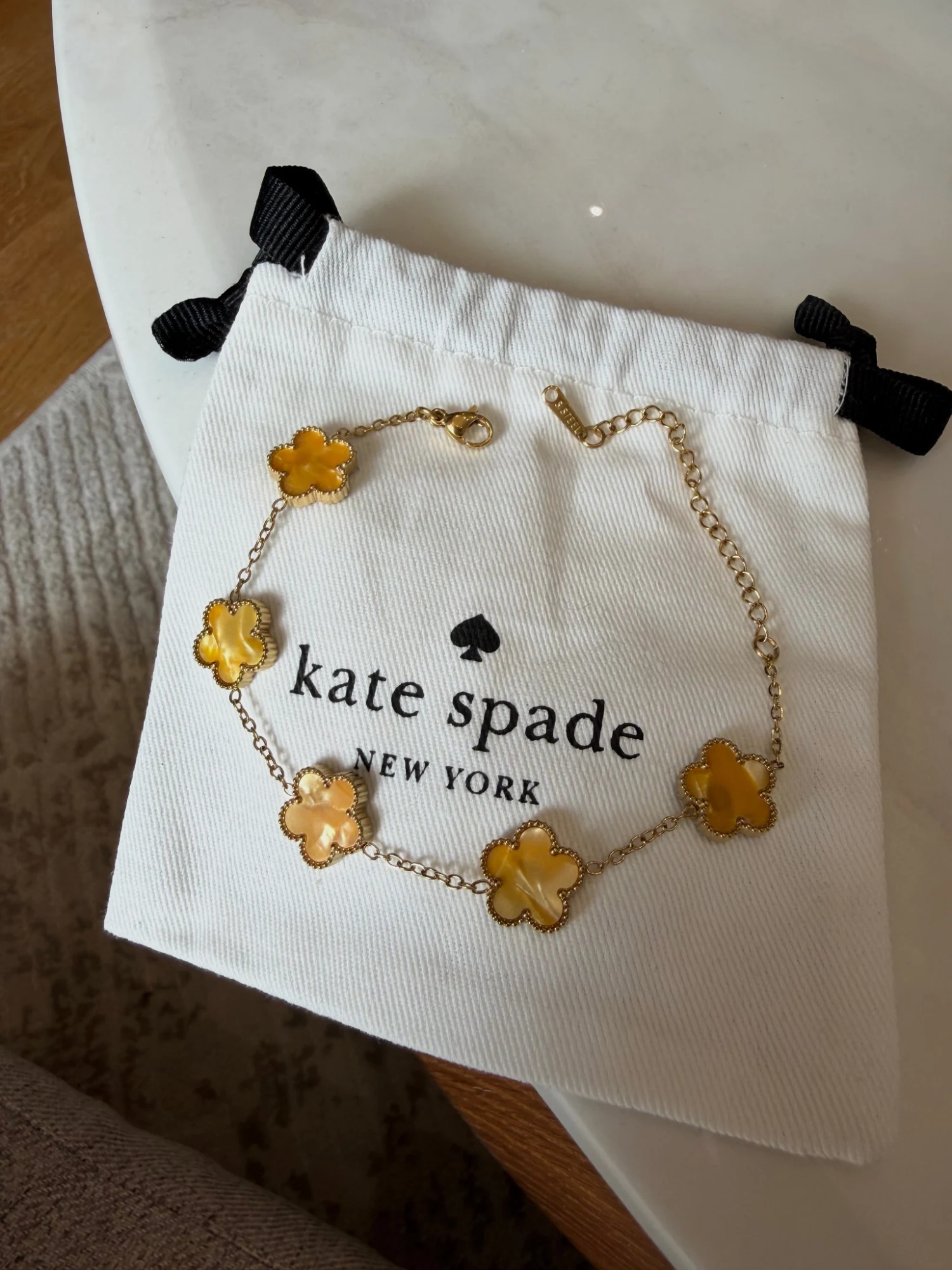 Bracelet doré trèfles jaunes Kate Spade