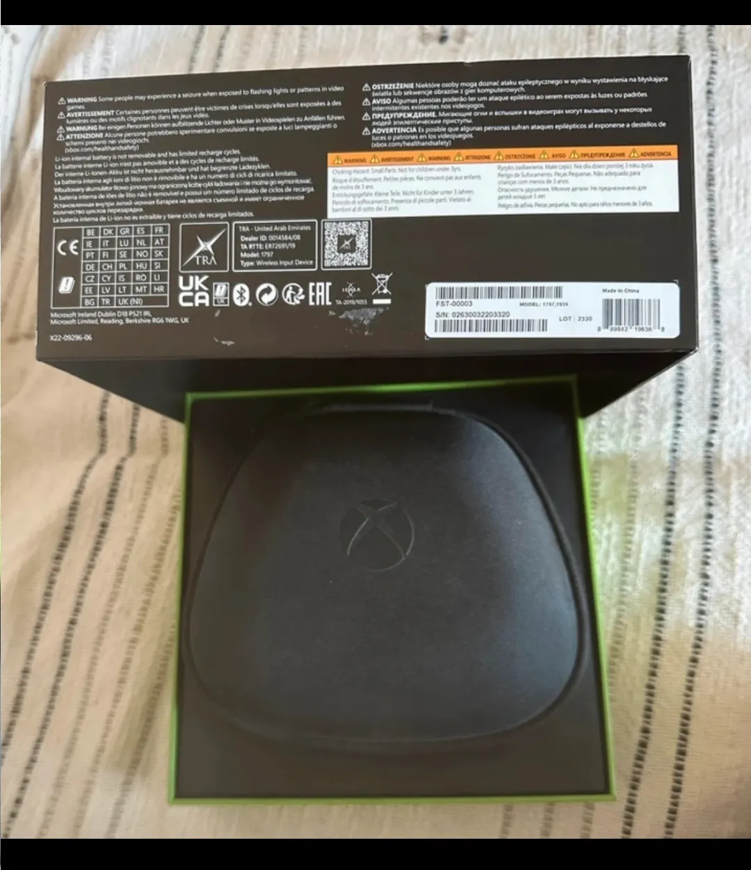 Manette Xbox One noire avec étui 3