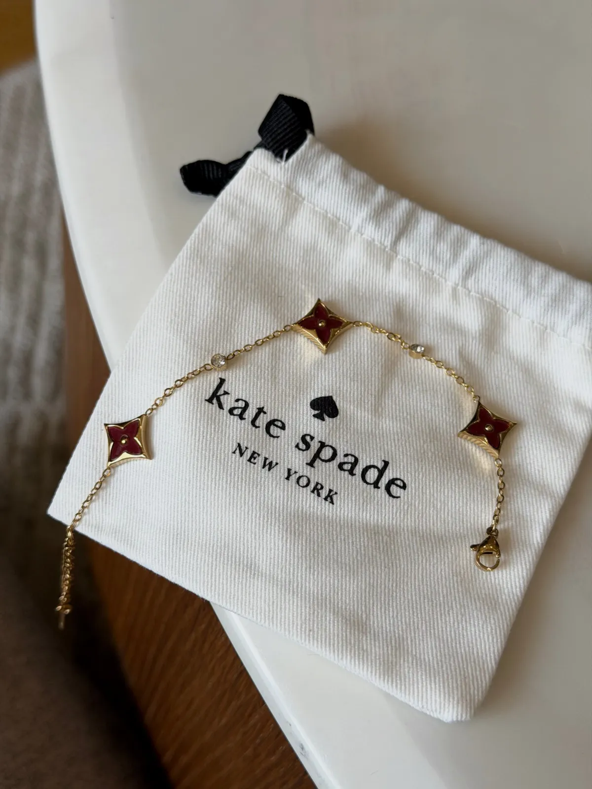 Bracelet Kate Spade doré à motifs trèfles bordeaux – kate spade – taille Taille unique 5