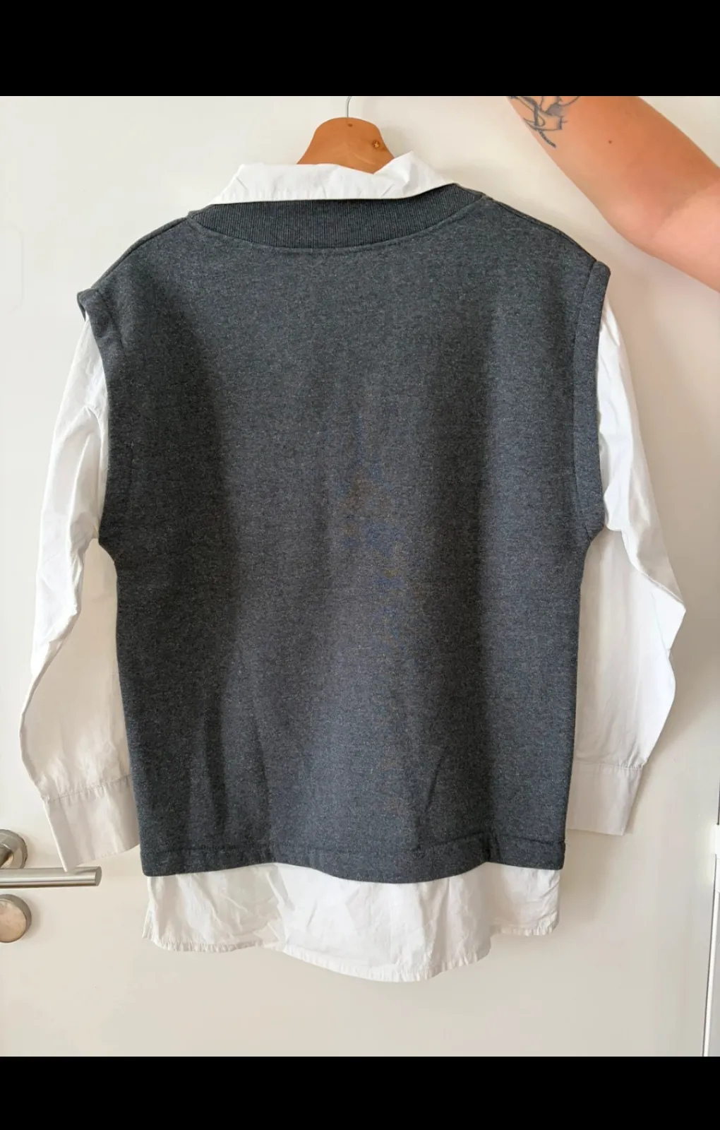 Gilet sans manches gris chemise blanche 2