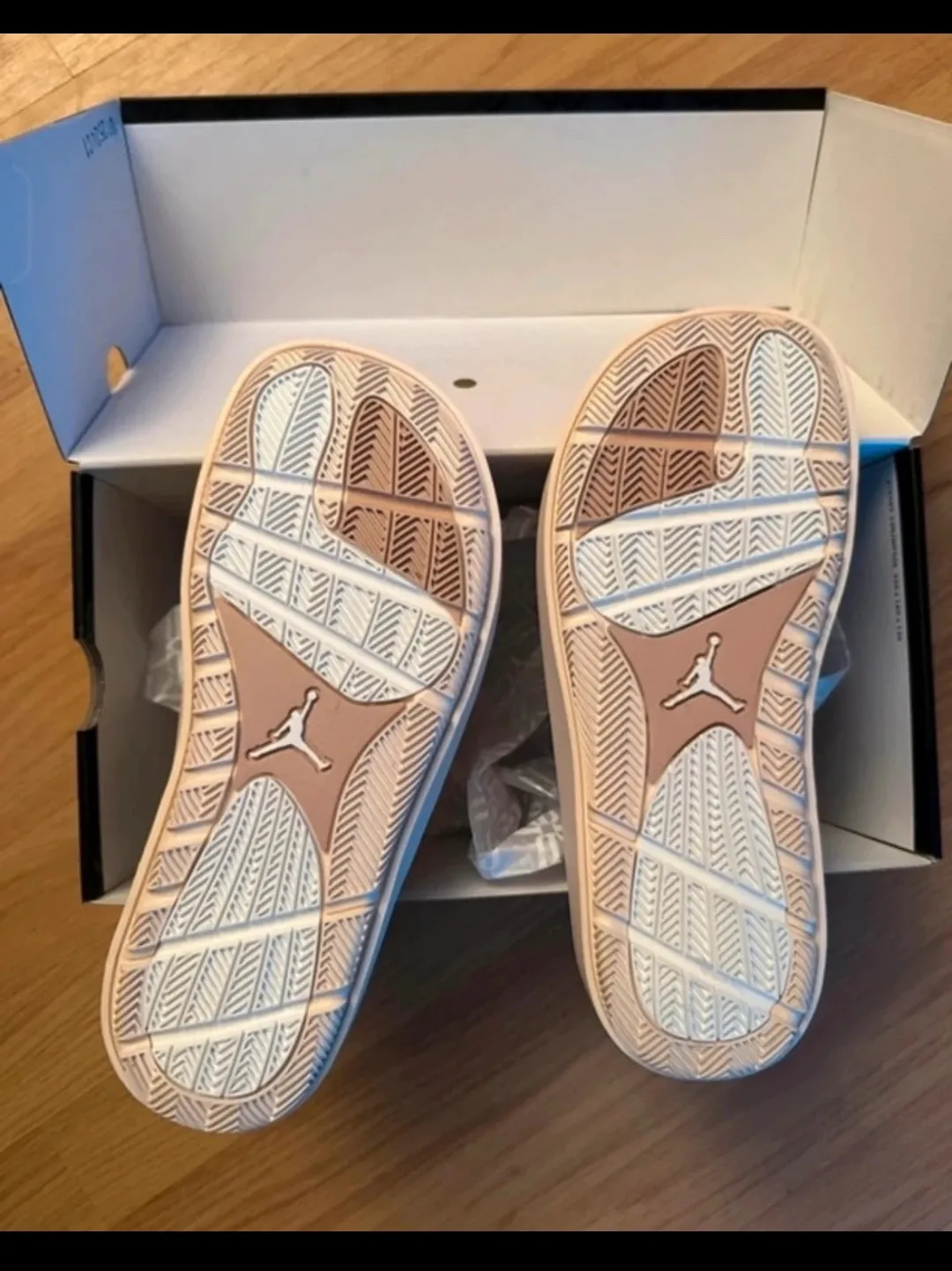 Claquettes Air Jordan blanches et bleues 5