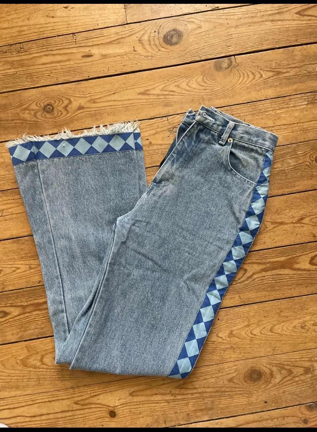 Jean bleu coupe flare avec détails à carreaux 2
