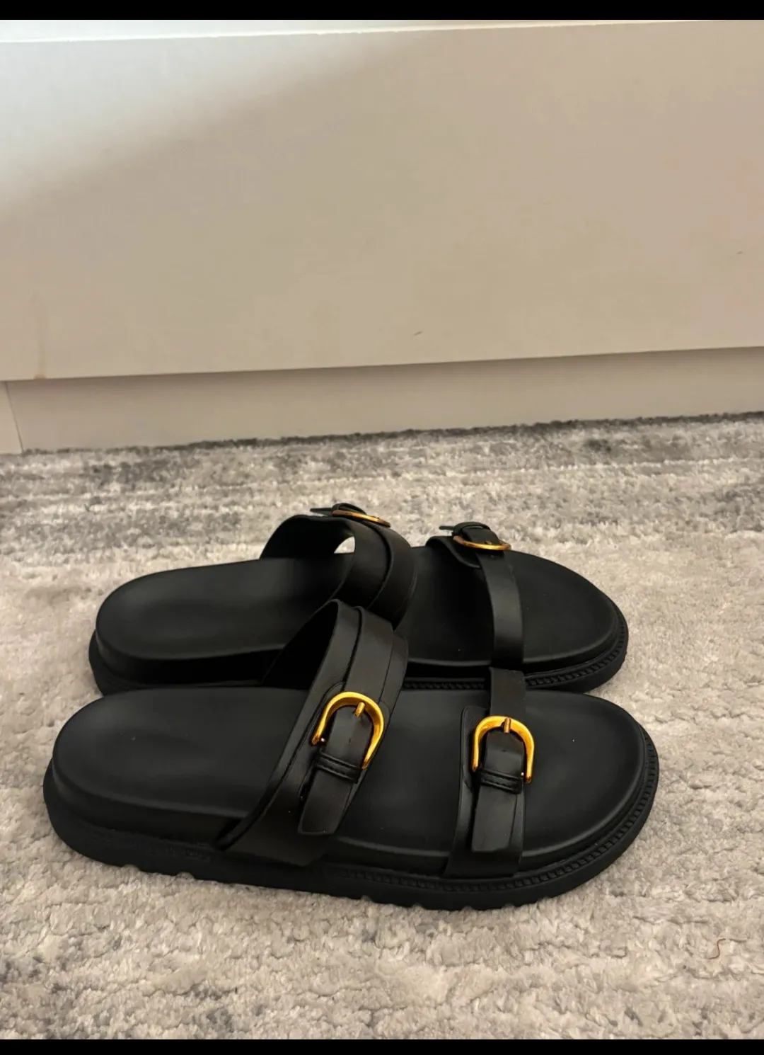Sandales noires boucles dorées