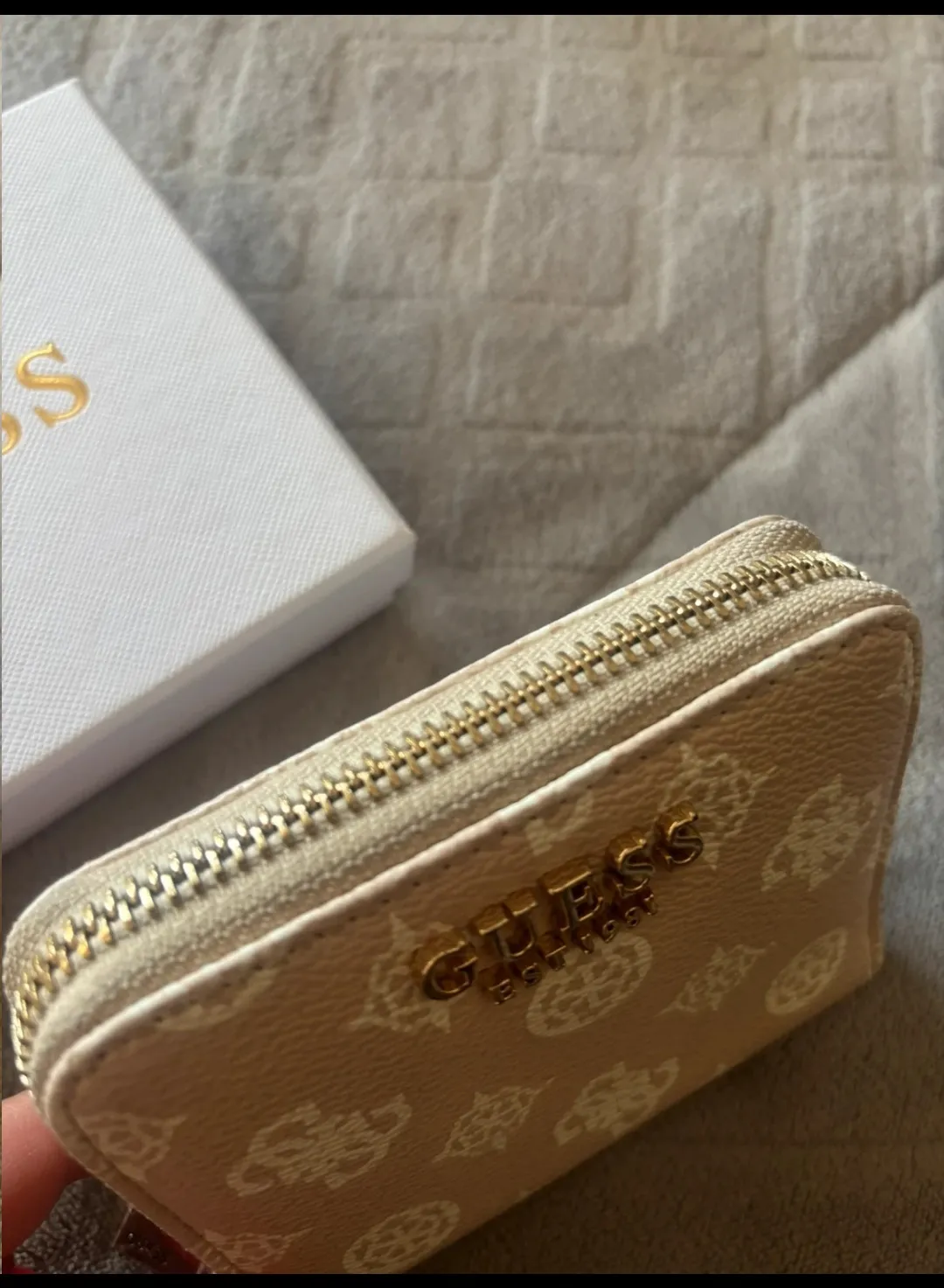 Portefeuille Guess beige motif logo 3