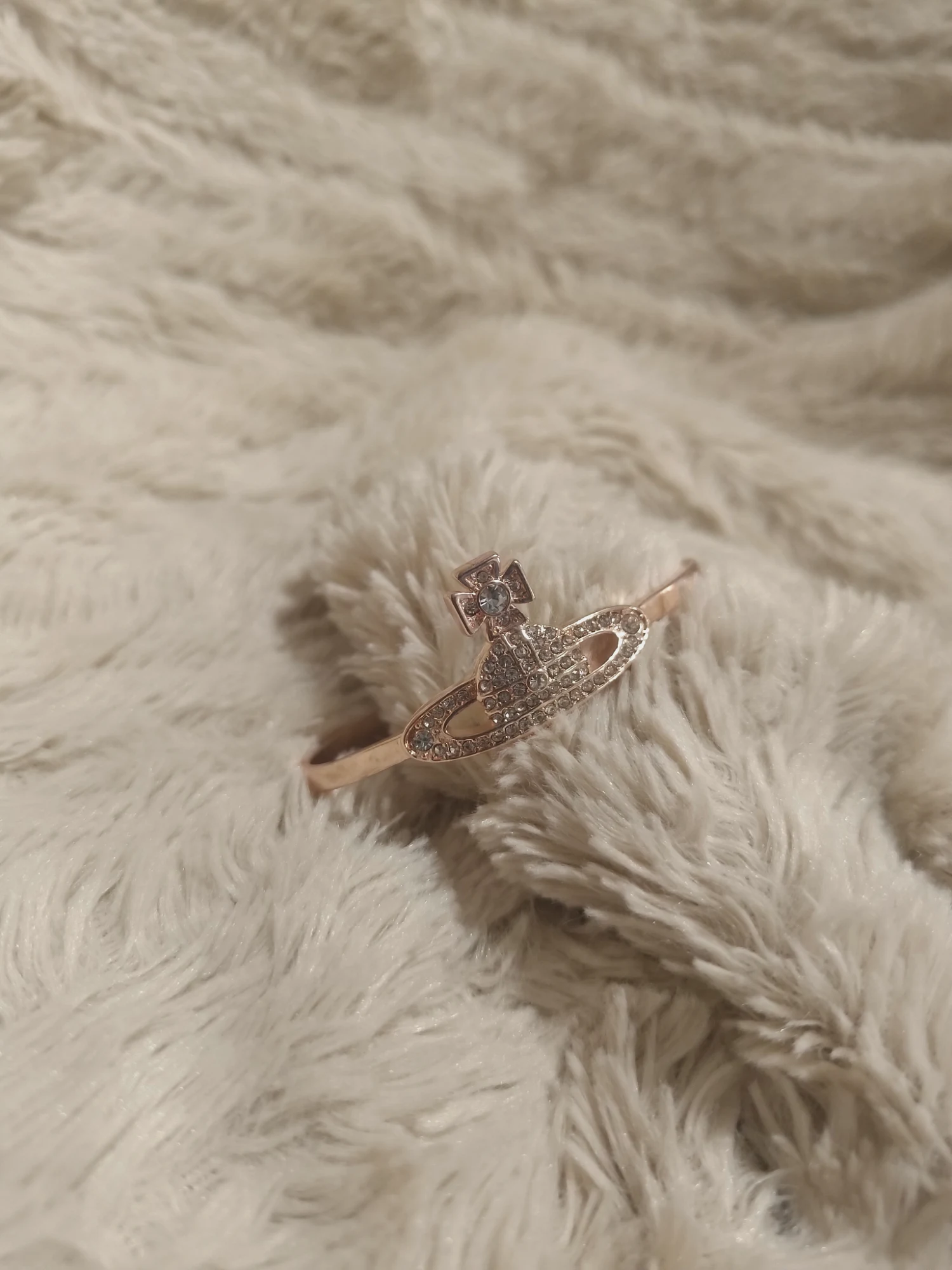 Bracelet jonc Vivienne Westwood or rose avec strass – Vivienne Westwood – taille Taille unique