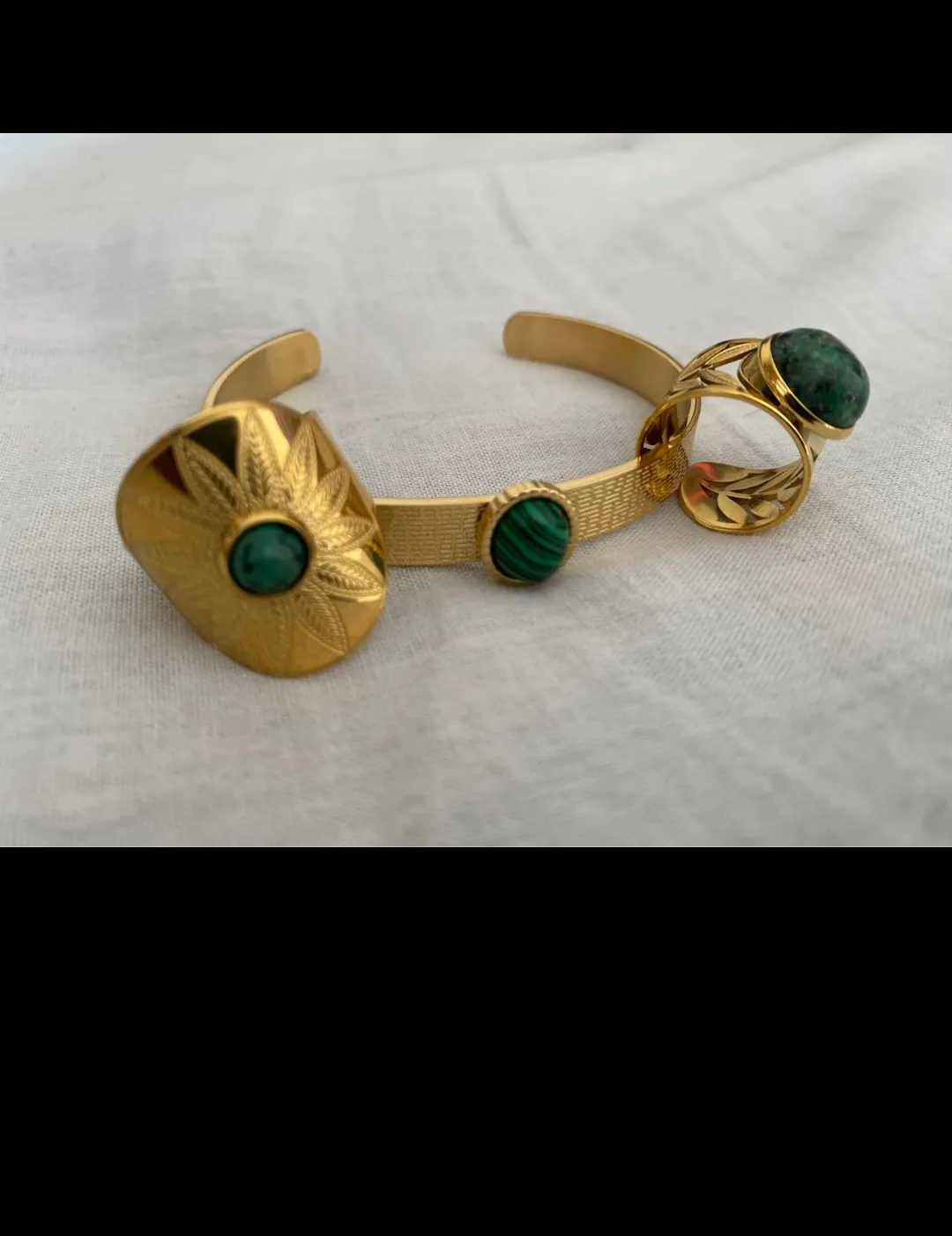 Ensemble bracelet et bague dorés avec pierres vertes