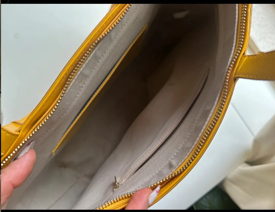 Sac à main jaune vernis motif rose 3