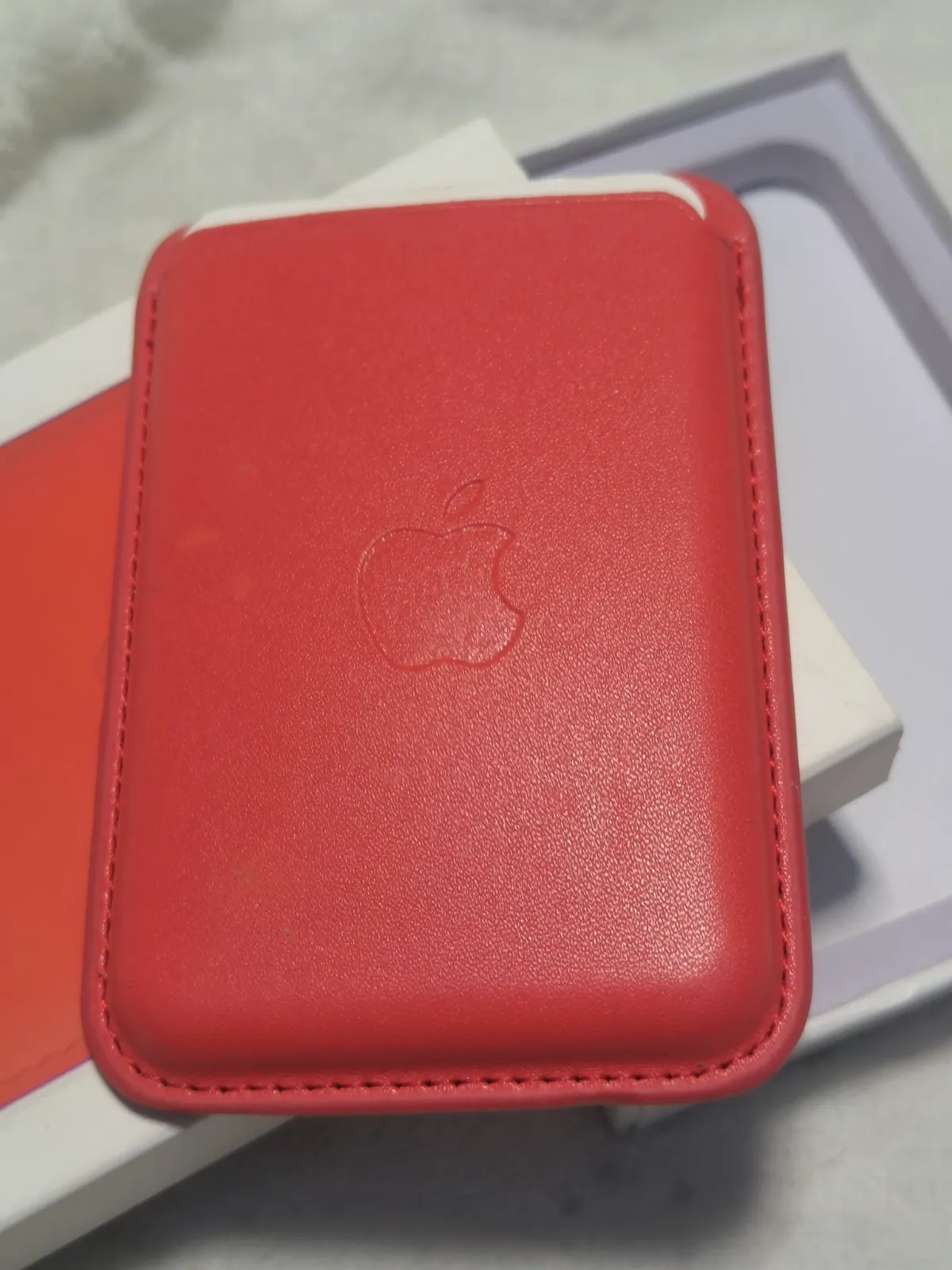 Porte-cartes Magsafe en cuir Apple rouge – Apple 3