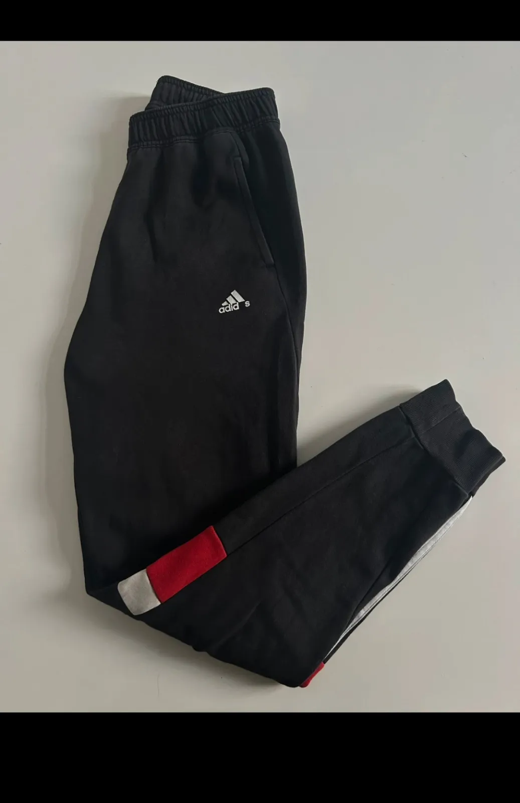 Pantalon Adidas jogging noir bandes rouge