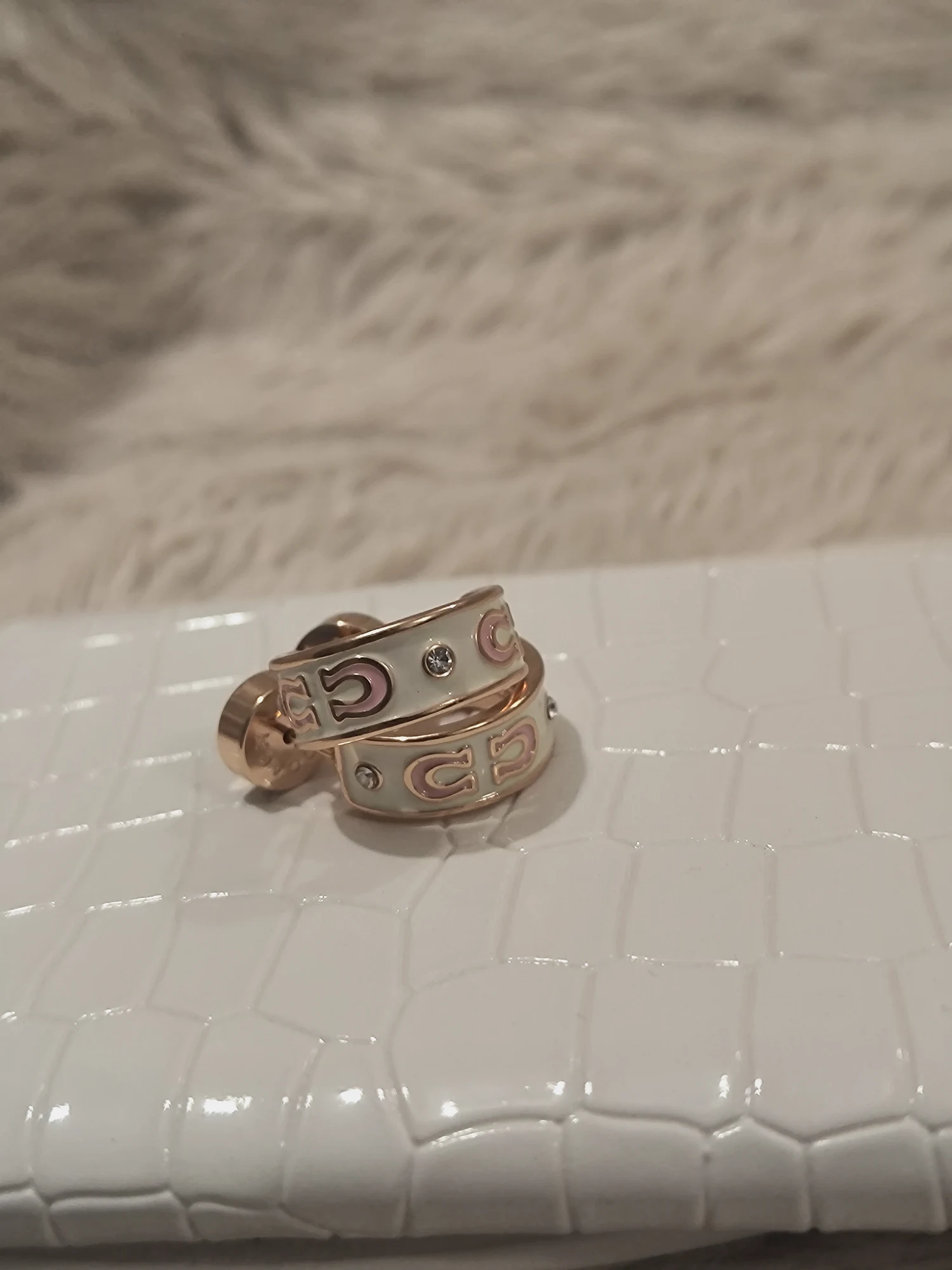 Boucles d'oreilles créoles Coach émail blanc et rosé