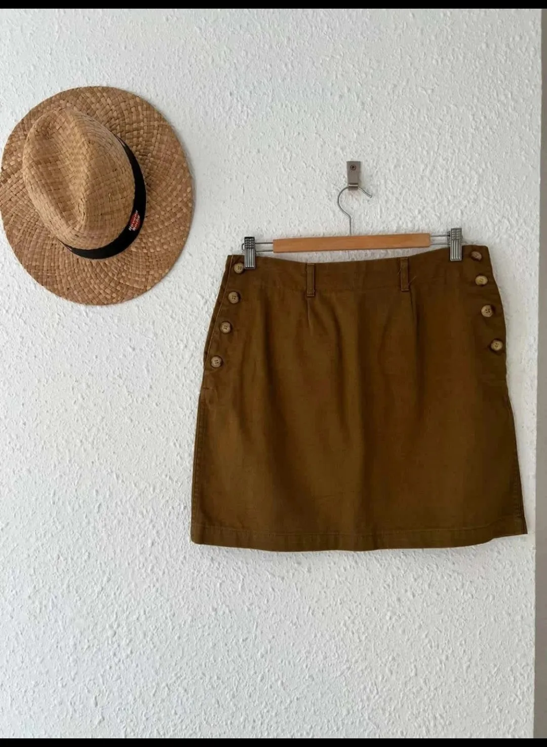 Jupe kaki courte avec boutons dorés