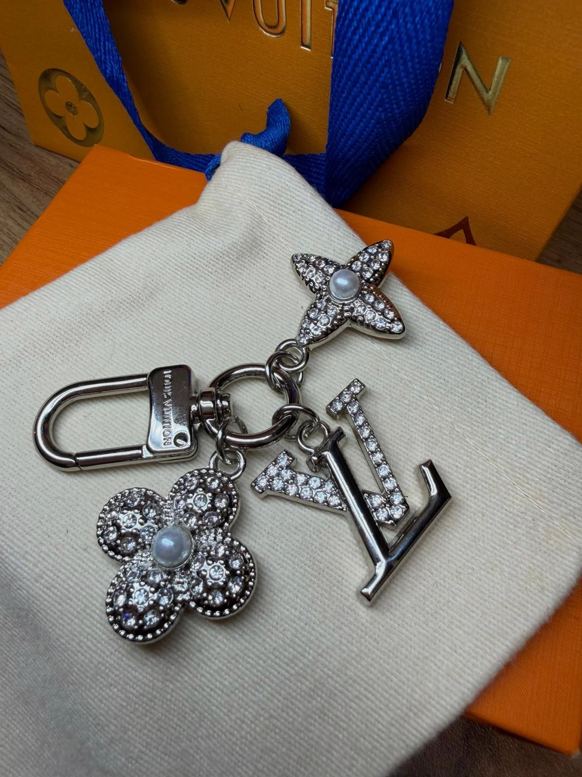 Bijou de sac Louis Vuitton argenté avec strass