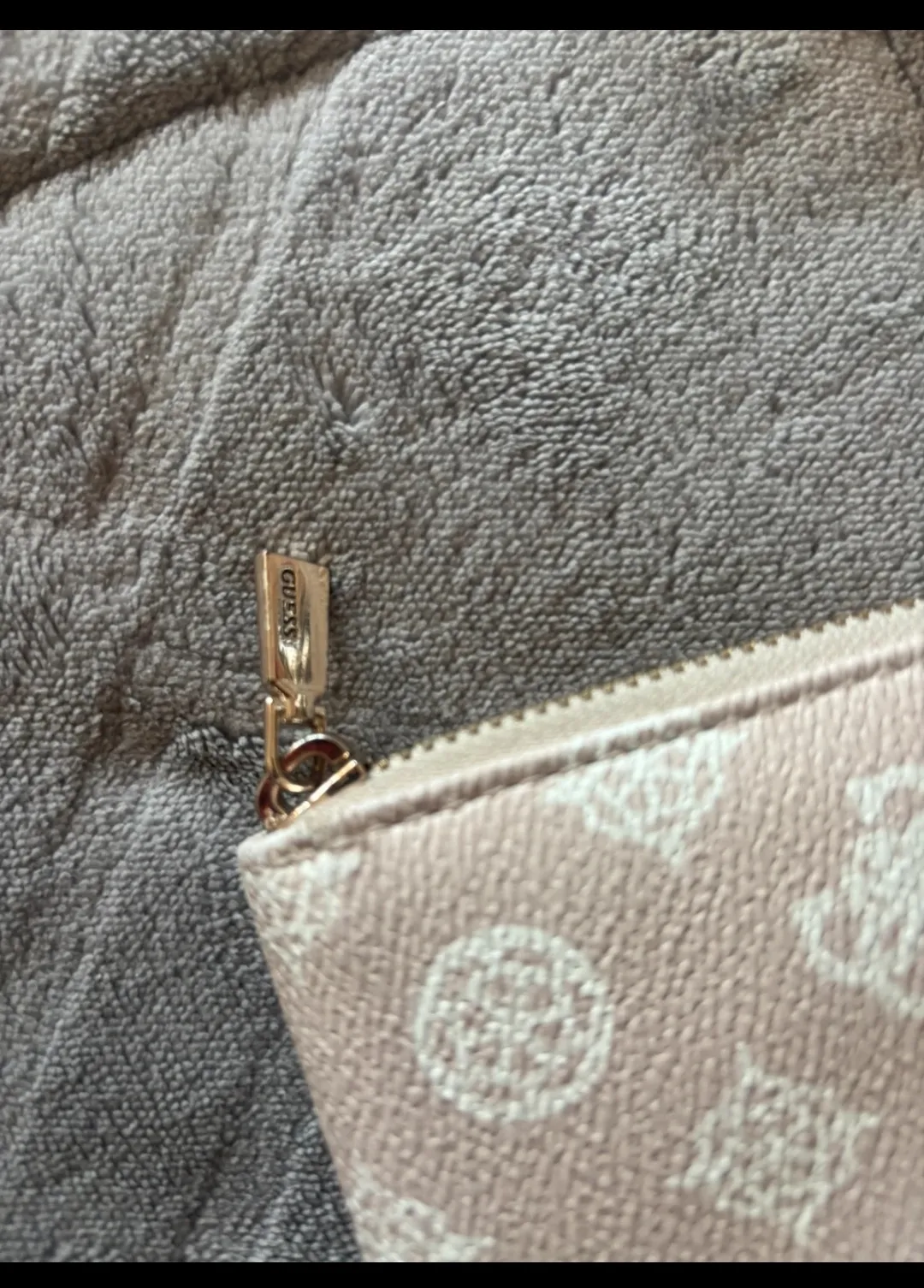 Portefeuille Guess beige motif logo 4