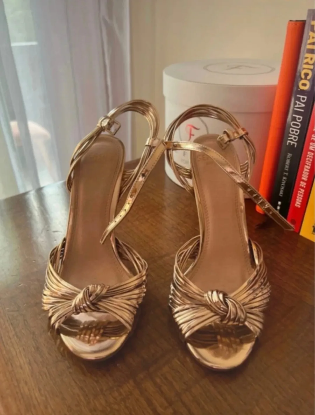 Sandales dorées à talons avec nœud