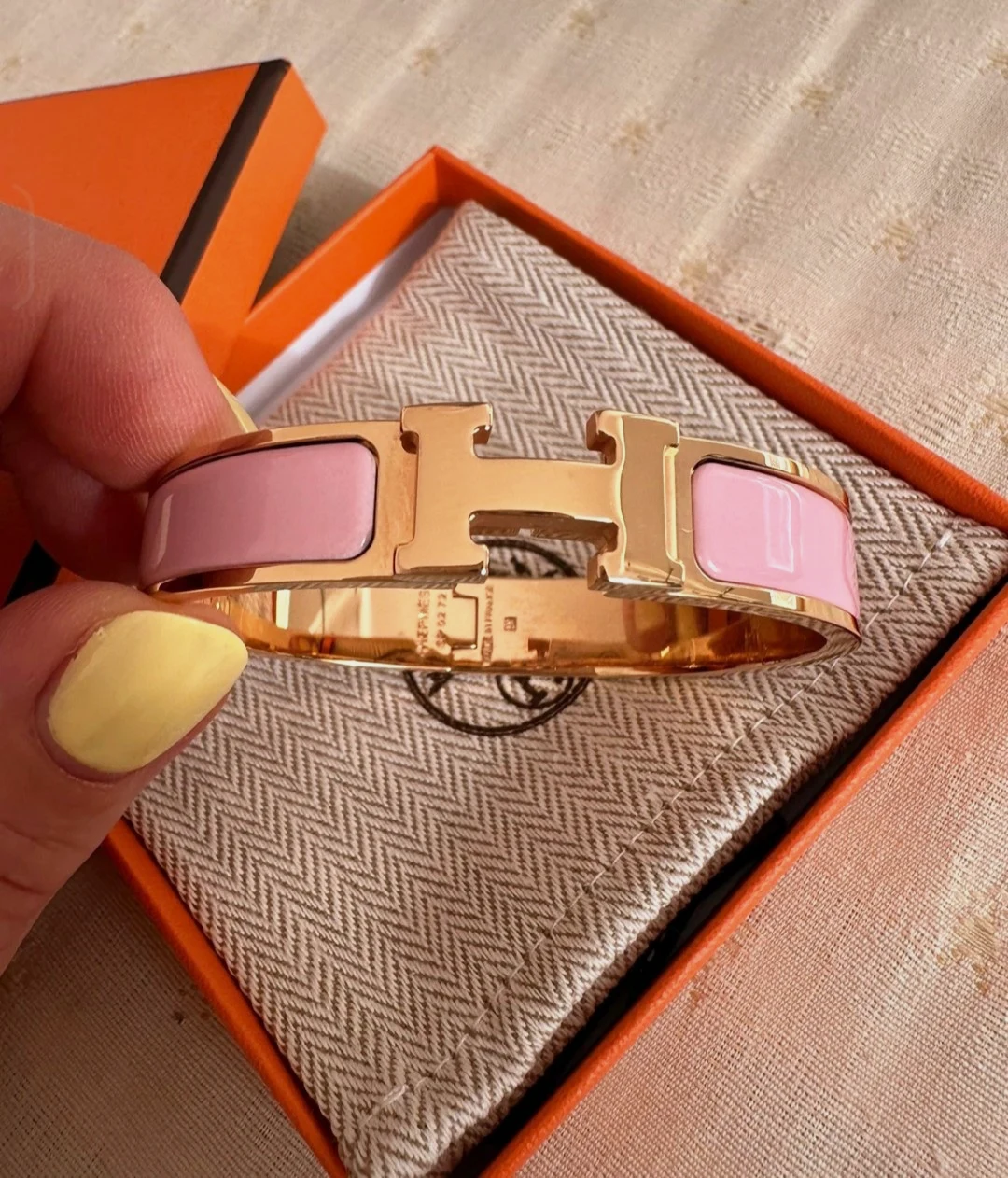 Bracelet Hermès Clic H émail rose en GM 